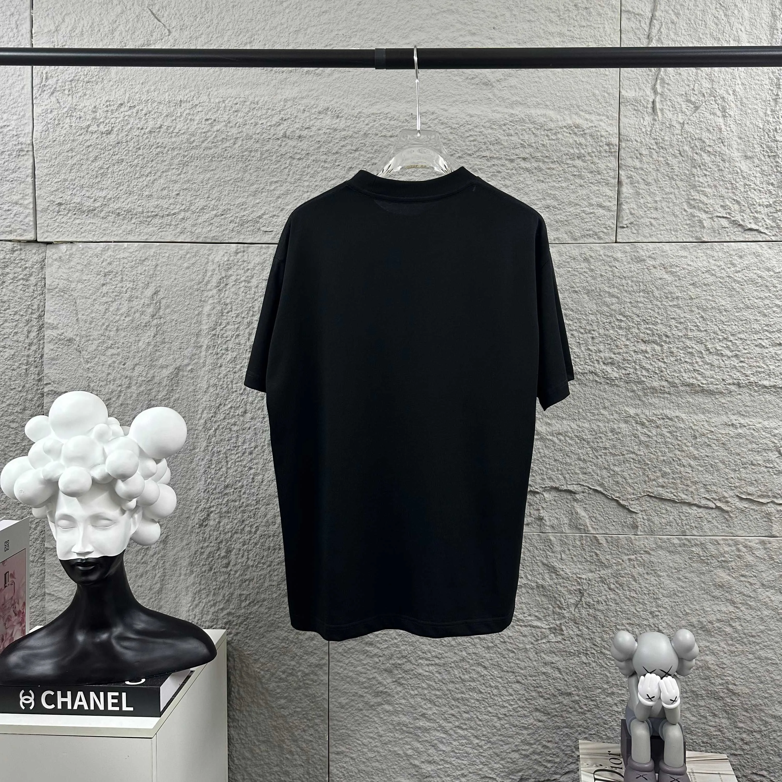 🅿️180 Dio* Christian Dior 2025 spring and summer new style Classic letters with fine glitter silver three-dimensional silicone technology Simple and elegant Customized double yarn plain cotton fabric Short-sleeved T-shirt Unisex Color: Black White Size: S (90-130 catties) M (120-150 catties) L (140-165 catties) XL (160-180 catties) XXL (180-210 pounds)