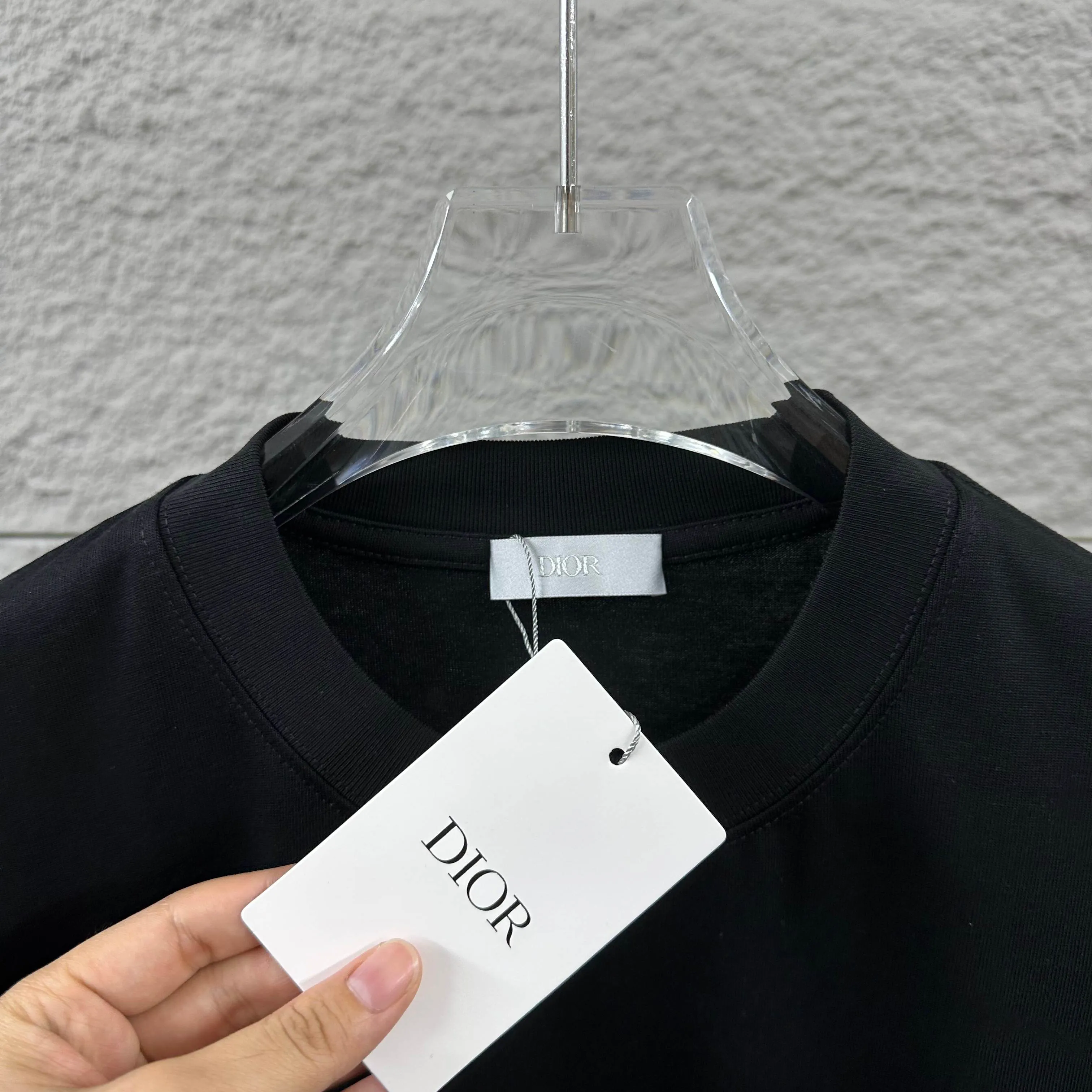 🅿️180 Dio* Christian Dior 2025 spring and summer new style Classic letters with fine glitter silver three-dimensional silicone technology Simple and elegant Customized double yarn plain cotton fabric Short-sleeved T-shirt Unisex Color: Black White Size: S (90-130 catties) M (120-150 catties) L (140-165 catties) XL (160-180 catties) XXL (180-210 pounds)