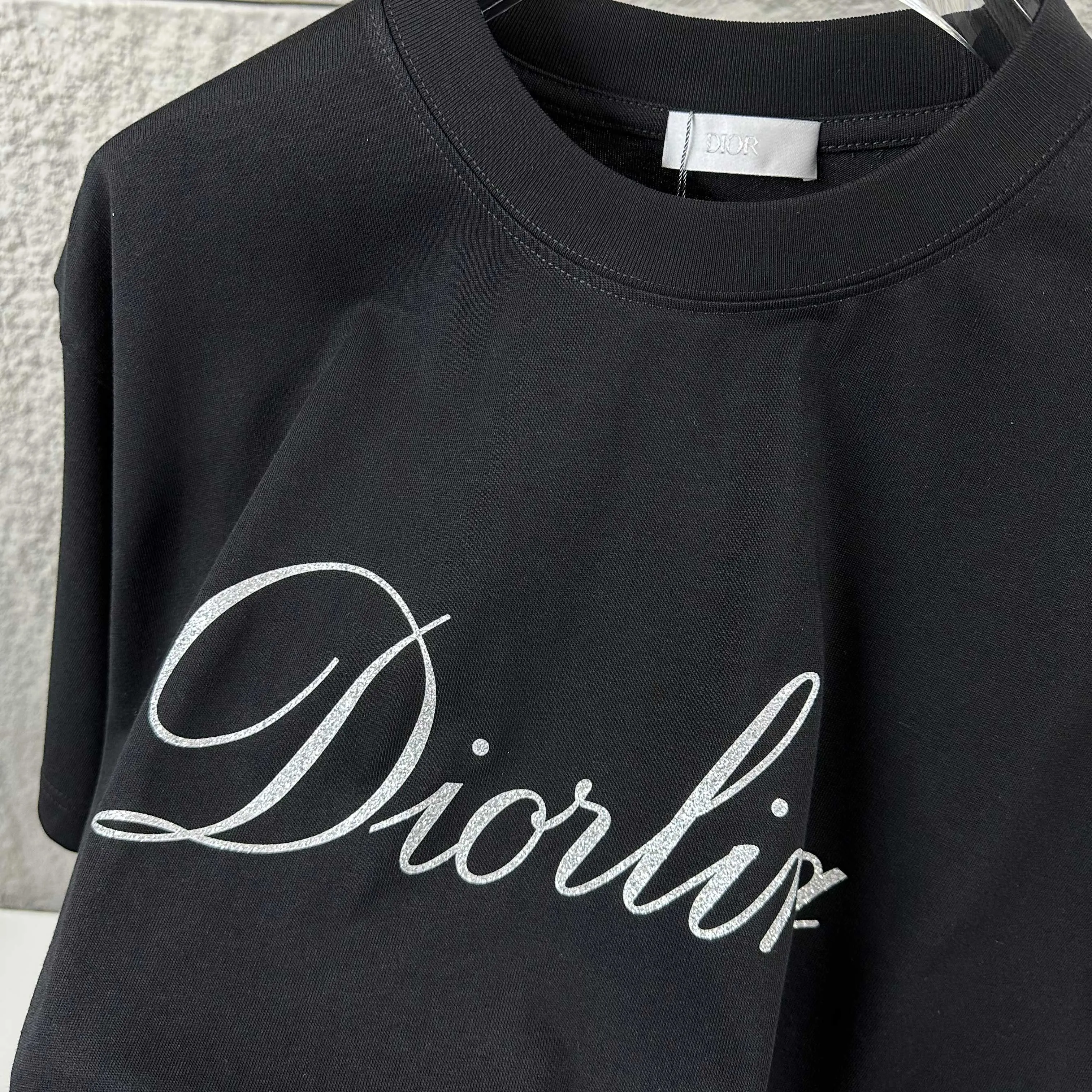 🅿️180 Dio* Christian Dior 2025 spring and summer new style Classic letters with fine glitter silver three-dimensional silicone technology Simple and elegant Customized double yarn plain cotton fabric Short-sleeved T-shirt Unisex Color: Black White Size: S (90-130 catties) M (120-150 catties) L (140-165 catties) XL (160-180 catties) XXL (180-210 pounds)