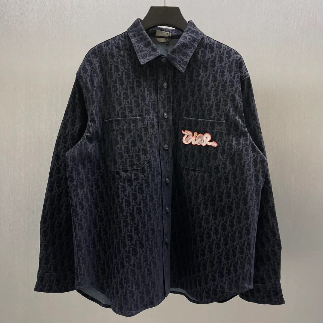🅿️630 🧧CD blue cotton blended denim fabric jacket shirt SIZE: S-XL This jacket shirt is from the DIOR AND KAWS limited series. Crafted from blue cotton-blend denim, it features the classic Oblique print throughout, complemented by green DIOR AND KAWS embroidery, which reinterprets the Dior logo in a colorful snake shape. Featuring two chest patch pockets, it can be paired with jeans or shorts for a casual yet stylish look.