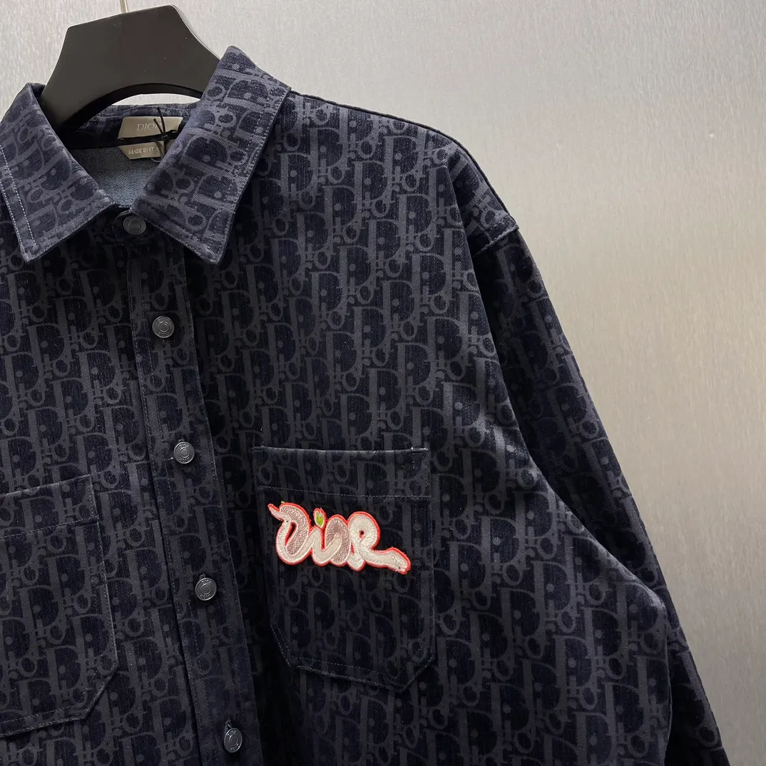 🅿️630 🧧CD blue cotton blended denim fabric jacket shirt SIZE: S-XL This jacket shirt is from the DIOR AND KAWS limited series. Crafted from blue cotton-blend denim, it features the classic Oblique print throughout, complemented by green DIOR AND KAWS embroidery, which reinterprets the Dior logo in a colorful snake shape. Featuring two chest patch pockets, it can be paired with jeans or shorts for a casual yet stylish look.