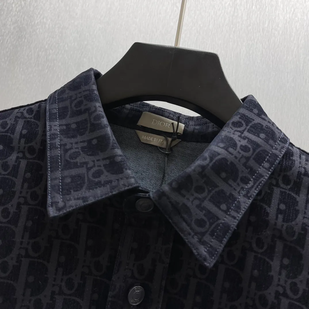 🅿️630 🧧CD blue cotton blended denim fabric jacket shirt SIZE: S-XL This jacket shirt is from the DIOR AND KAWS limited series. Crafted from blue cotton-blend denim, it features the classic Oblique print throughout, complemented by green DIOR AND KAWS embroidery, which reinterprets the Dior logo in a colorful snake shape. Featuring two chest patch pockets, it can be paired with jeans or shorts for a casual yet stylish look.