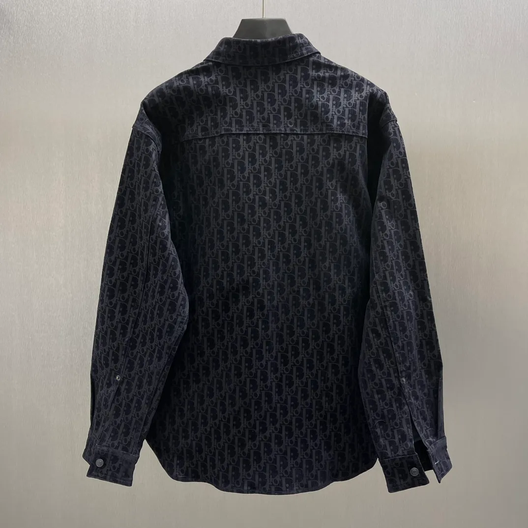 🅿️630 🧧CD blue cotton blended denim fabric jacket shirt SIZE: S-XL This jacket shirt is from the DIOR AND KAWS limited series. Crafted from blue cotton-blend denim, it features the classic Oblique print throughout, complemented by green DIOR AND KAWS embroidery, which reinterprets the Dior logo in a colorful snake shape. Featuring two chest patch pockets, it can be paired with jeans or shorts for a casual yet stylish look.
