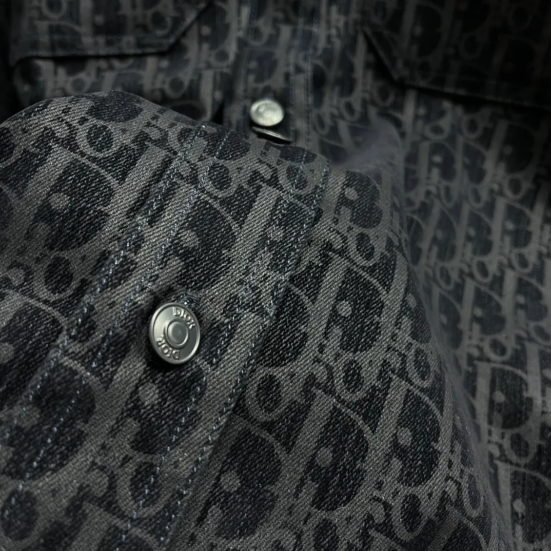 🅿️630 🧧CD blue cotton blended denim fabric jacket shirt SIZE: S-XL This jacket shirt is from the DIOR AND KAWS limited series. Crafted from blue cotton-blend denim, it features the classic Oblique print throughout, complemented by green DIOR AND KAWS embroidery, which reinterprets the Dior logo in a colorful snake shape. Featuring two chest patch pockets, it can be paired with jeans or shorts for a casual yet stylish look.