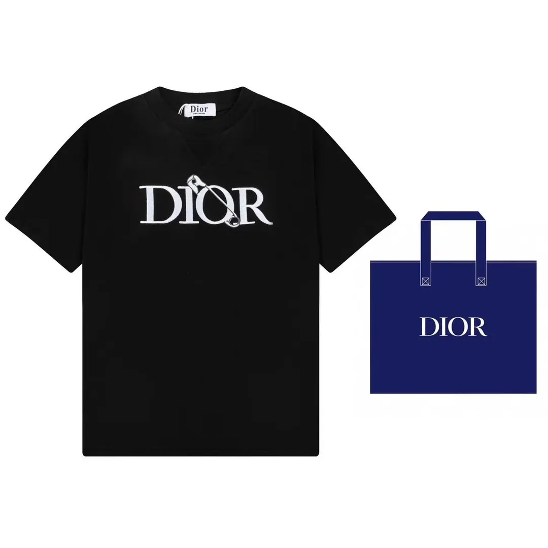 🅿️180 (➕5🉑with handbag) DIOR Dior pin🧷letter embroidered sweatshirt chest DIOR🧷 pattern classic short-sleeved T-shirt Customized 240g same vat dyed fabric feels very comfortable The latest brick cabinet synchronization in spring and summer OS off-shoulder version Fashionable and individual Super versatile and good-looking one is very suitable for both men and women A must-have hang tag Collar label Washed wheat, complete with three standards. Style number: 23802. Color: black. Size: XS~L.