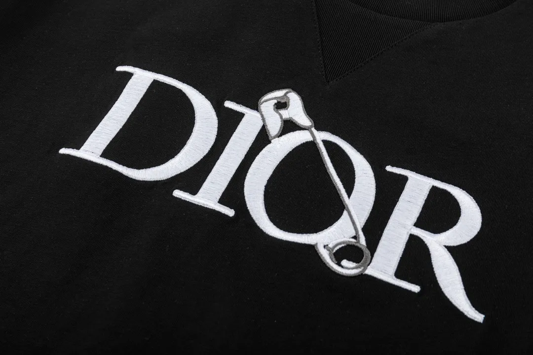 🅿️180 (➕5🉑with handbag) DIOR Dior pin🧷letter embroidered sweatshirt chest DIOR🧷 pattern classic short-sleeved T-shirt Customized 240g same vat dyed fabric feels very comfortable The latest brick cabinet synchronization in spring and summer OS off-shoulder version Fashionable and individual Super versatile and good-looking one is very suitable for both men and women A must-have hang tag Collar label Washed wheat, complete with three standards. Style number: 23802. Color: black. Size: XS~L.