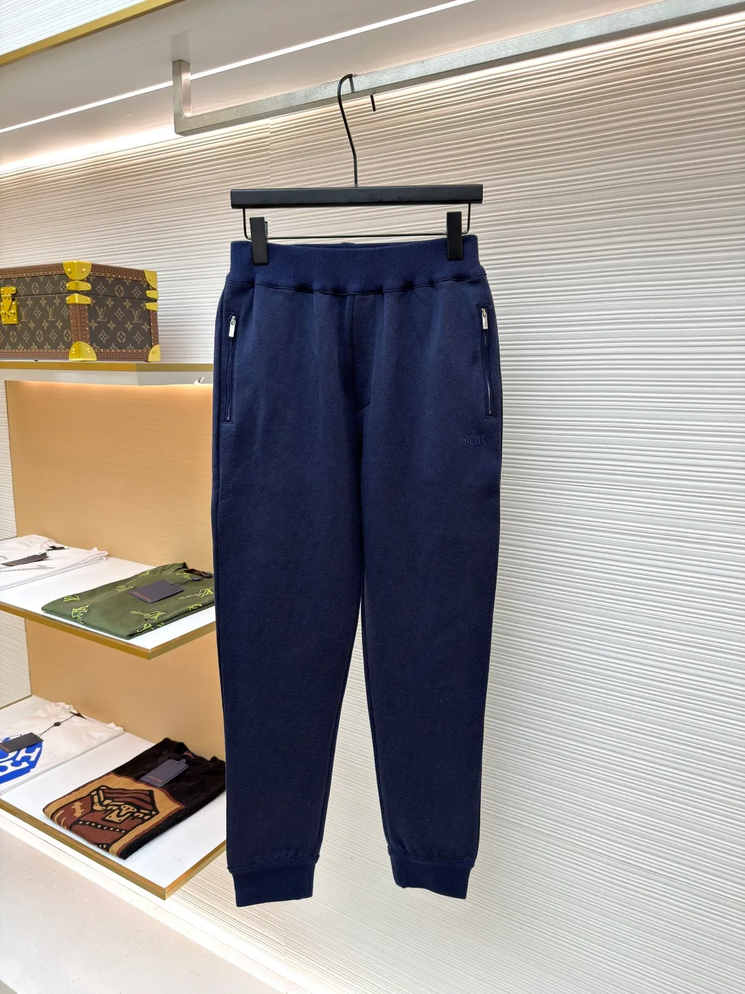 Dior presbyopic wool and cashmere legged trousers ●Item number: 1680905-B15 ●Material: wool cashmere fabric ●Technology: jacquard texture production ●Version: fitted version ●Weight: about 640 grams ●Size: S-M-L-XL ●Description: The fabric is made of cashmere fabric, containing 50% wool and pure cotton, with original hemming inside, jacquard letters, integrated design. One side has a solid color logo, and the spliced side has a classic presbyopia. It can be worn on both sides to change the style at any time. Customized imported velvet imported machine weaving, the material is conscientious and full of high-end texture. It is comfortable to wear and skin-friendly. It is made by a large factory and has perfect details and texture. The fabric is made of imported cashmere yarn. New product for early autumn! Hot style return! New version of dropped shoulder design High-grade navy blue presbyopic logo zipper cashmere jacket. Reversible. The letter jacquard texture on the back is luxurious and handsome. The hooded design is fashionable and advanced. The classic version does not make people look slimmer. Highly recommended! The overall wiring is straight and delicate, the fabric is comfortable and soft, and the color is consistent without color difference. It can be matched with the same style to create a fashionable look and control various occasions. Customized accessories, complete with three standards, same style for men and women!