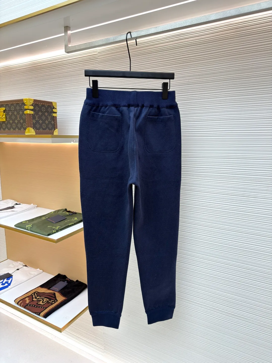 Dior presbyopic wool and cashmere legged trousers ●Item number: 1680905-B15 ●Material: wool cashmere fabric ●Technology: jacquard texture production ●Version: fitted version ●Weight: about 640 grams ●Size: S-M-L-XL ●Description: The fabric is made of cashmere fabric, containing 50% wool and pure cotton, with original hemming inside, jacquard letters, integrated design. One side has a solid color logo, and the spliced side has a classic presbyopia. It can be worn on both sides to change the style at any time. Customized imported velvet imported machine weaving, the material is conscientious and full of high-end texture. It is comfortable to wear and skin-friendly. It is made by a large factory and has perfect details and texture. The fabric is made of imported cashmere yarn. New product for early autumn! Hot style return! New version of dropped shoulder design High-grade navy blue presbyopic logo zipper cashmere jacket. Reversible. The letter jacquard texture on the back is luxurious and handsome. The hooded design is fashionable and advanced. The classic version does not make people look slimmer. Highly recommended! The overall wiring is straight and delicate, the fabric is comfortable and soft, and the color is consistent without color difference. It can be matched with the same style to create a fashionable look and control various occasions. Customized accessories, complete with three standards, same style for men and women!