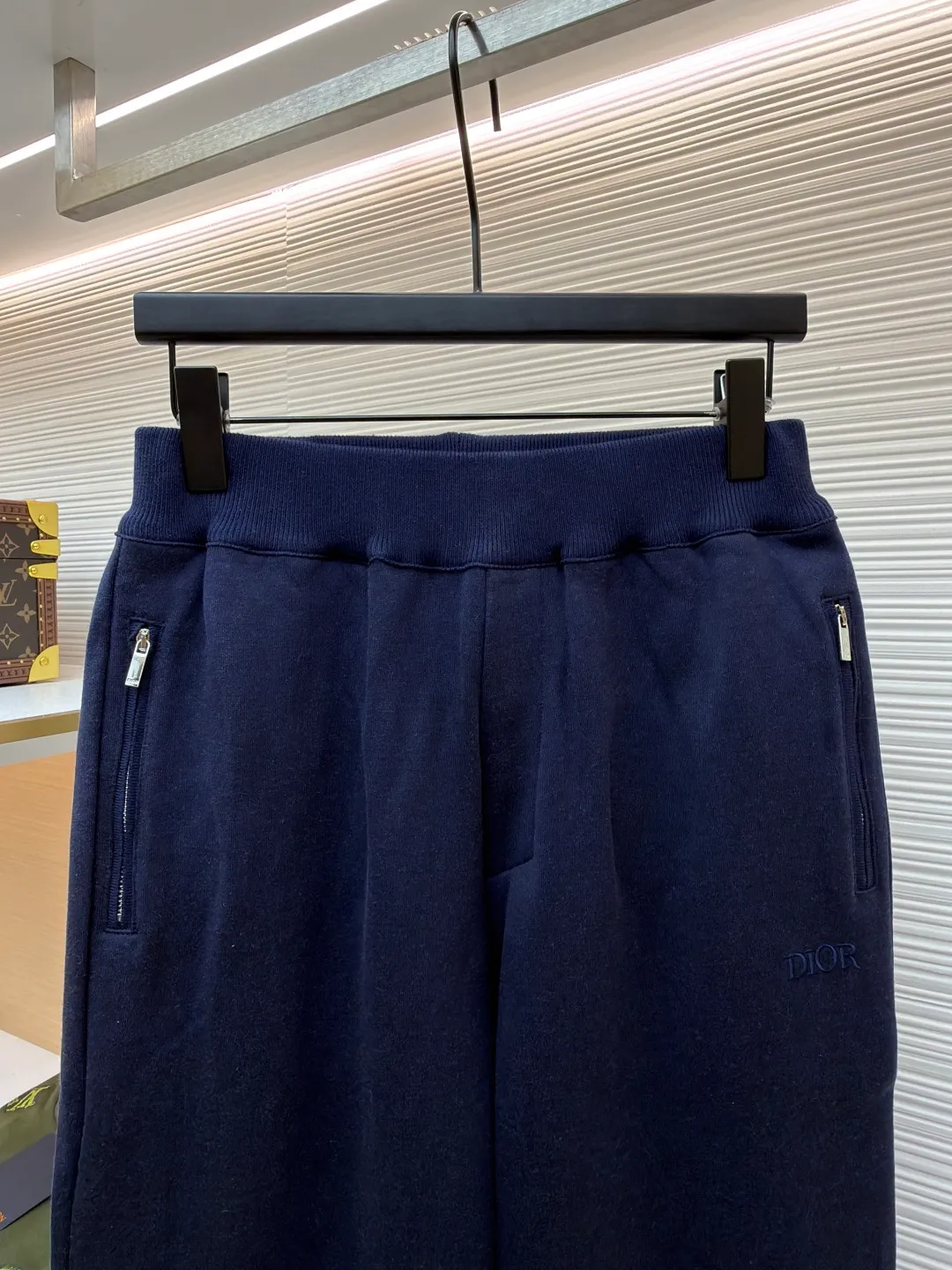 Dior presbyopic wool and cashmere legged trousers ●Item number: 1680905-B15 ●Material: wool cashmere fabric ●Technology: jacquard texture production ●Version: fitted version ●Weight: about 640 grams ●Size: S-M-L-XL ●Description: The fabric is made of cashmere fabric, containing 50% wool and pure cotton, with original hemming inside, jacquard letters, integrated design. One side has a solid color logo, and the spliced side has a classic presbyopia. It can be worn on both sides to change the style at any time. Customized imported velvet imported machine weaving, the material is conscientious and full of high-end texture. It is comfortable to wear and skin-friendly. It is made by a large factory and has perfect details and texture. The fabric is made of imported cashmere yarn. New product for early autumn! Hot style return! New version of dropped shoulder design High-grade navy blue presbyopic logo zipper cashmere jacket. Reversible. The letter jacquard texture on the back is luxurious and handsome. The hooded design is fashionable and advanced. The classic version does not make people look slimmer. Highly recommended! The overall wiring is straight and delicate, the fabric is comfortable and soft, and the color is consistent without color difference. It can be matched with the same style to create a fashionable look and control various occasions. Customized accessories, complete with three standards, same style for men and women!