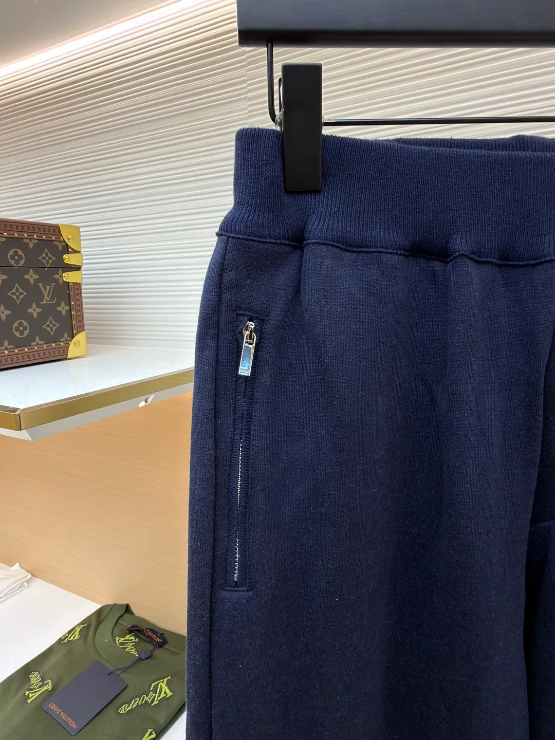 Dior presbyopic wool and cashmere legged trousers ●Item number: 1680905-B15 ●Material: wool cashmere fabric ●Technology: jacquard texture production ●Version: fitted version ●Weight: about 640 grams ●Size: S-M-L-XL ●Description: The fabric is made of cashmere fabric, containing 50% wool and pure cotton, with original hemming inside, jacquard letters, integrated design. One side has a solid color logo, and the spliced side has a classic presbyopia. It can be worn on both sides to change the style at any time. Customized imported velvet imported machine weaving, the material is conscientious and full of high-end texture. It is comfortable to wear and skin-friendly. It is made by a large factory and has perfect details and texture. The fabric is made of imported cashmere yarn. New product for early autumn! Hot style return! New version of dropped shoulder design High-grade navy blue presbyopic logo zipper cashmere jacket. Reversible. The letter jacquard texture on the back is luxurious and handsome. The hooded design is fashionable and advanced. The classic version does not make people look slimmer. Highly recommended! The overall wiring is straight and delicate, the fabric is comfortable and soft, and the color is consistent without color difference. It can be matched with the same style to create a fashionable look and control various occasions. Customized accessories, complete with three standards, same style for men and women!