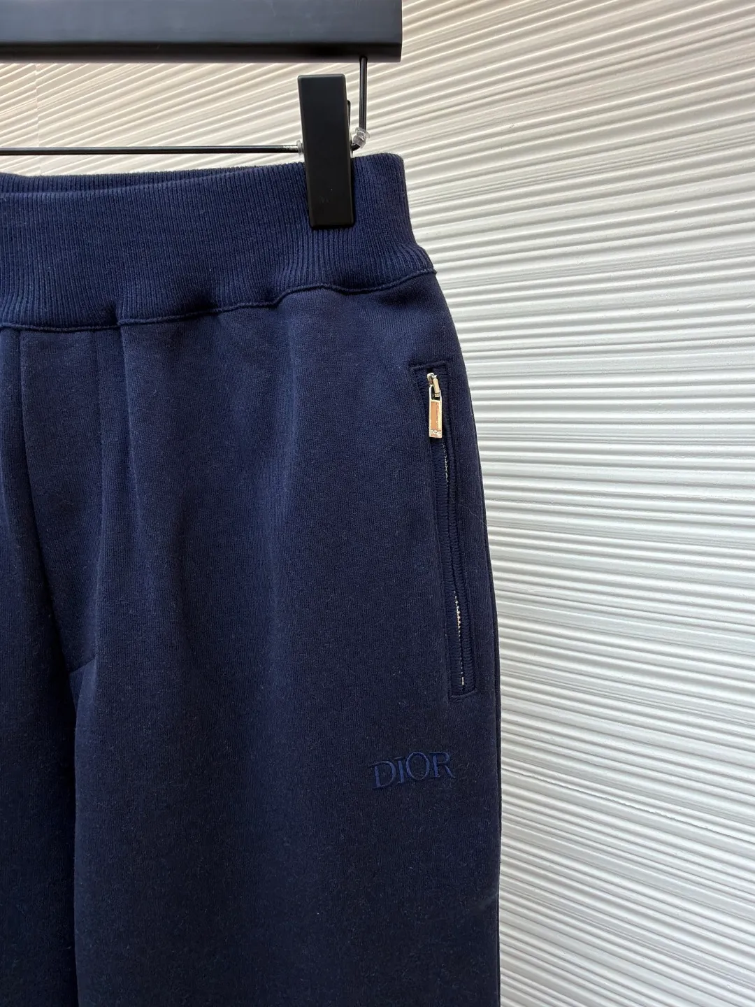 Dior presbyopic wool and cashmere legged trousers ●Item number: 1680905-B15 ●Material: wool cashmere fabric ●Technology: jacquard texture production ●Version: fitted version ●Weight: about 640 grams ●Size: S-M-L-XL ●Description: The fabric is made of cashmere fabric, containing 50% wool and pure cotton, with original hemming inside, jacquard letters, integrated design. One side has a solid color logo, and the spliced side has a classic presbyopia. It can be worn on both sides to change the style at any time. Customized imported velvet imported machine weaving, the material is conscientious and full of high-end texture. It is comfortable to wear and skin-friendly. It is made by a large factory and has perfect details and texture. The fabric is made of imported cashmere yarn. New product for early autumn! Hot style return! New version of dropped shoulder design High-grade navy blue presbyopic logo zipper cashmere jacket. Reversible. The letter jacquard texture on the back is luxurious and handsome. The hooded design is fashionable and advanced. The classic version does not make people look slimmer. Highly recommended! The overall wiring is straight and delicate, the fabric is comfortable and soft, and the color is consistent without color difference. It can be matched with the same style to create a fashionable look and control various occasions. Customized accessories, complete with three standards, same style for men and women!