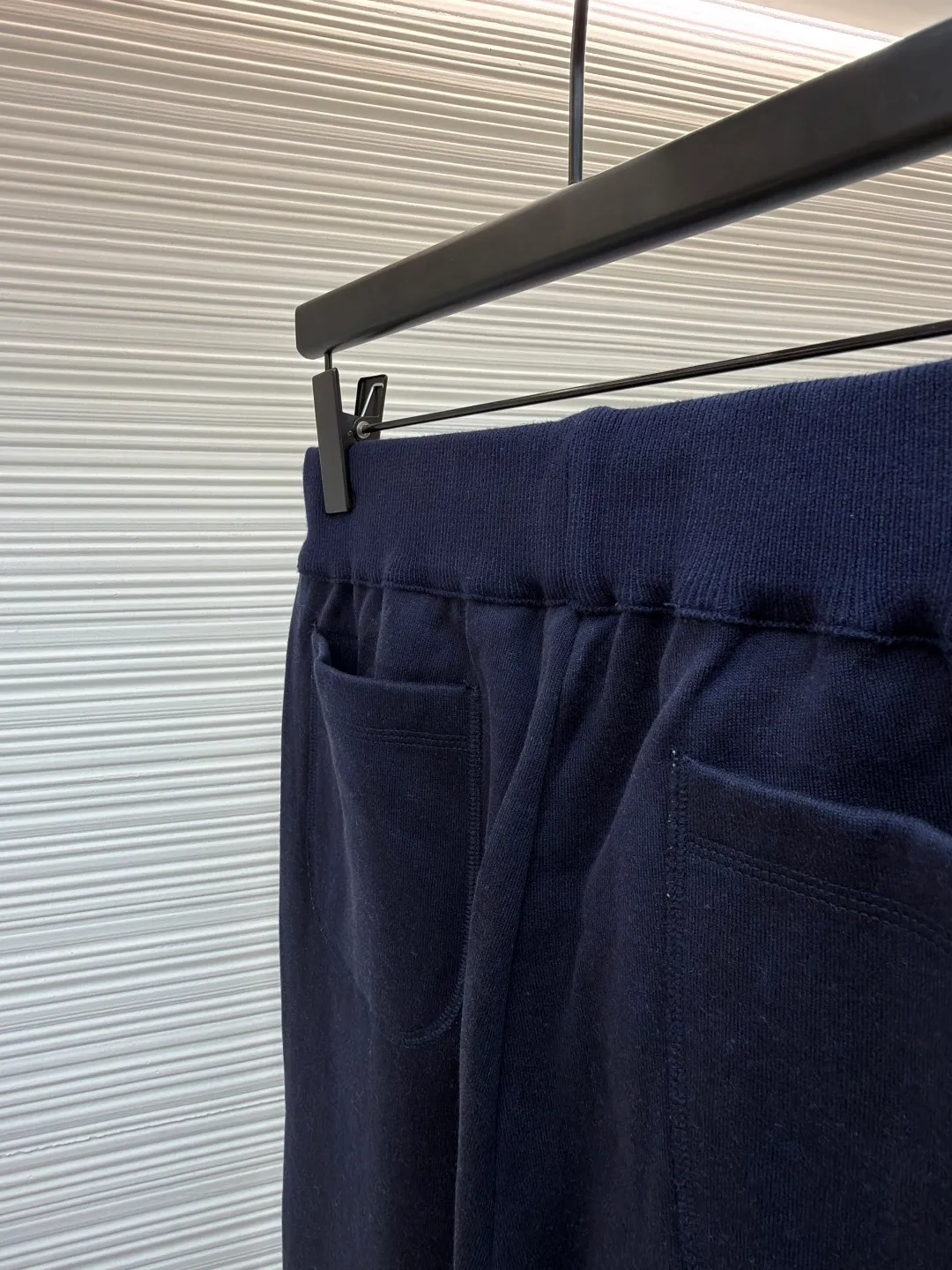 Dior presbyopic wool and cashmere legged trousers ●Item number: 1680905-B15 ●Material: wool cashmere fabric ●Technology: jacquard texture production ●Version: fitted version ●Weight: about 640 grams ●Size: S-M-L-XL ●Description: The fabric is made of cashmere fabric, containing 50% wool and pure cotton, with original hemming inside, jacquard letters, integrated design. One side has a solid color logo, and the spliced side has a classic presbyopia. It can be worn on both sides to change the style at any time. Customized imported velvet imported machine weaving, the material is conscientious and full of high-end texture. It is comfortable to wear and skin-friendly. It is made by a large factory and has perfect details and texture. The fabric is made of imported cashmere yarn. New product for early autumn! Hot style return! New version of dropped shoulder design High-grade navy blue presbyopic logo zipper cashmere jacket. Reversible. The letter jacquard texture on the back is luxurious and handsome. The hooded design is fashionable and advanced. The classic version does not make people look slimmer. Highly recommended! The overall wiring is straight and delicate, the fabric is comfortable and soft, and the color is consistent without color difference. It can be matched with the same style to create a fashionable look and control various occasions. Customized accessories, complete with three standards, same style for men and women!