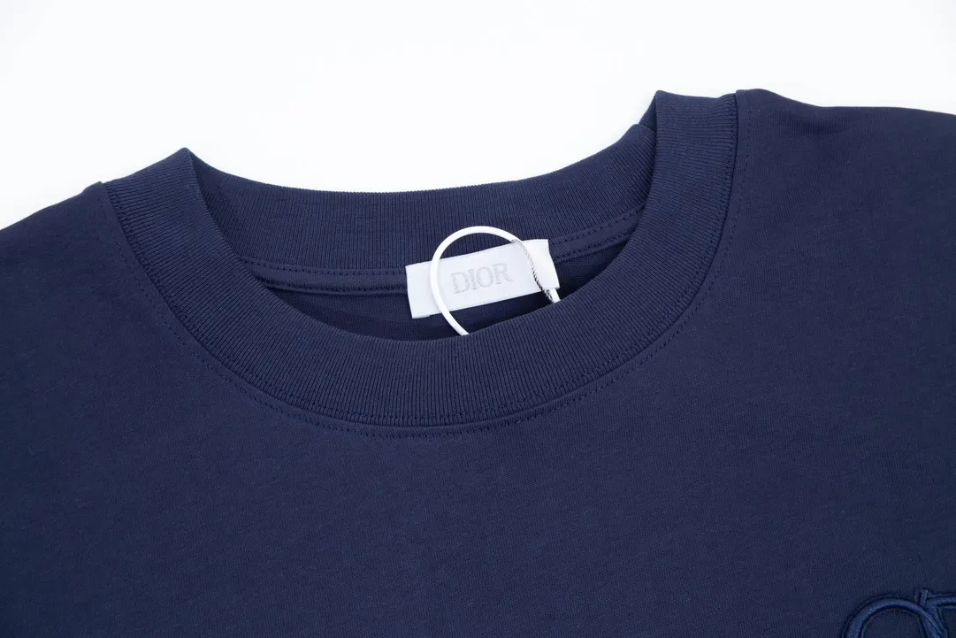 🅿️170 (➕5🉑 Comes with handbag) Dior Dior CD letter embroidered short-sleeved T-shirt. Customized 240g same vat dyed fabric. Very comfortable to touch. The latest brick cabinet synchronization for spring and summer. OS off-shoulder version. Fashionable and personalized. Super versatile and good-looking. Very suitable for both men and women. Must-have style. Tag. Collar label. Washed wheat. Three labels complete. Style number: 23801. Color: royal blue. Size: XS~L