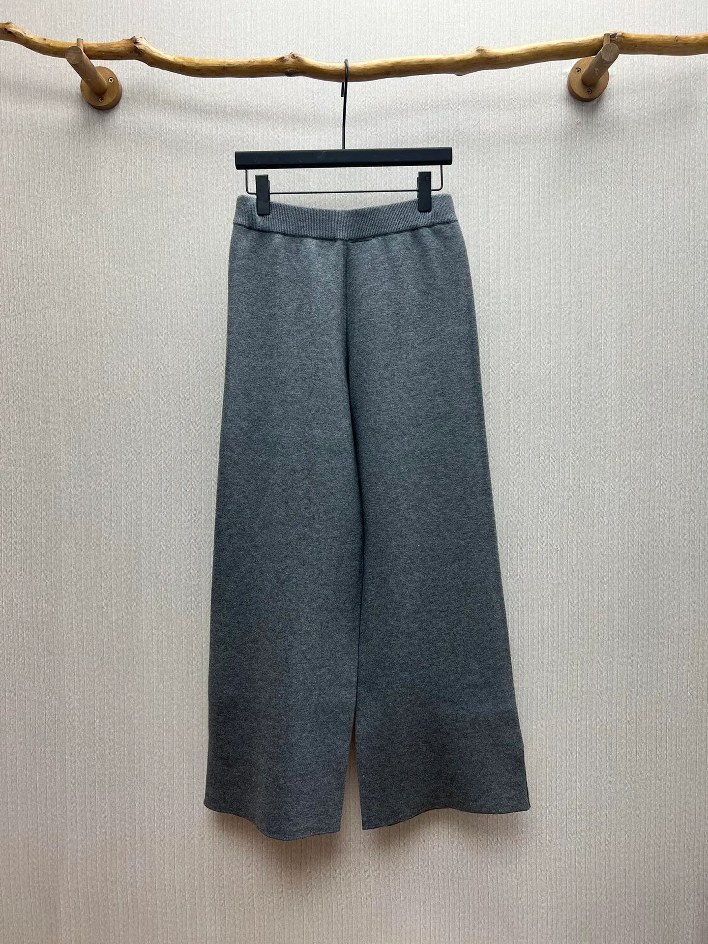 🅿️560 Dior 25ss new trousers reinterpret Dior’s casual and elegant style. Crafted from gray cashmere-blend jersey in a flared silhouette, they feature slit details at the legs and Oblique print on the interior. Pair with the matching cardigan for a trendy and timeless Oblique print look. Size: S.M.L.XL.