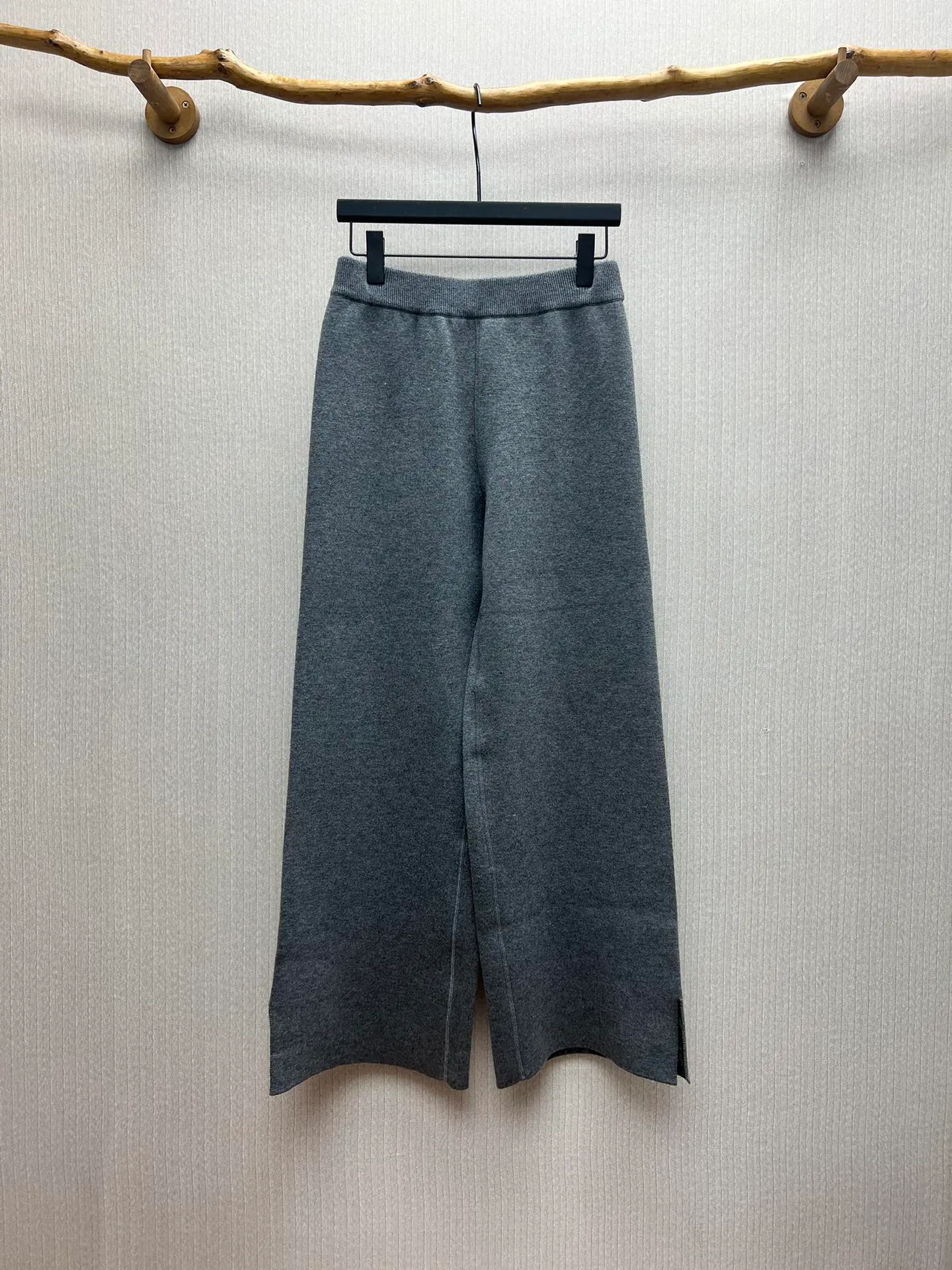 🅿️560 Dior 25ss new trousers reinterpret Dior’s casual and elegant style. Crafted from gray cashmere-blend jersey in a flared silhouette, they feature slit details at the legs and Oblique print on the interior. Pair with the matching cardigan for a trendy and timeless Oblique print look. Size: S.M.L.XL.