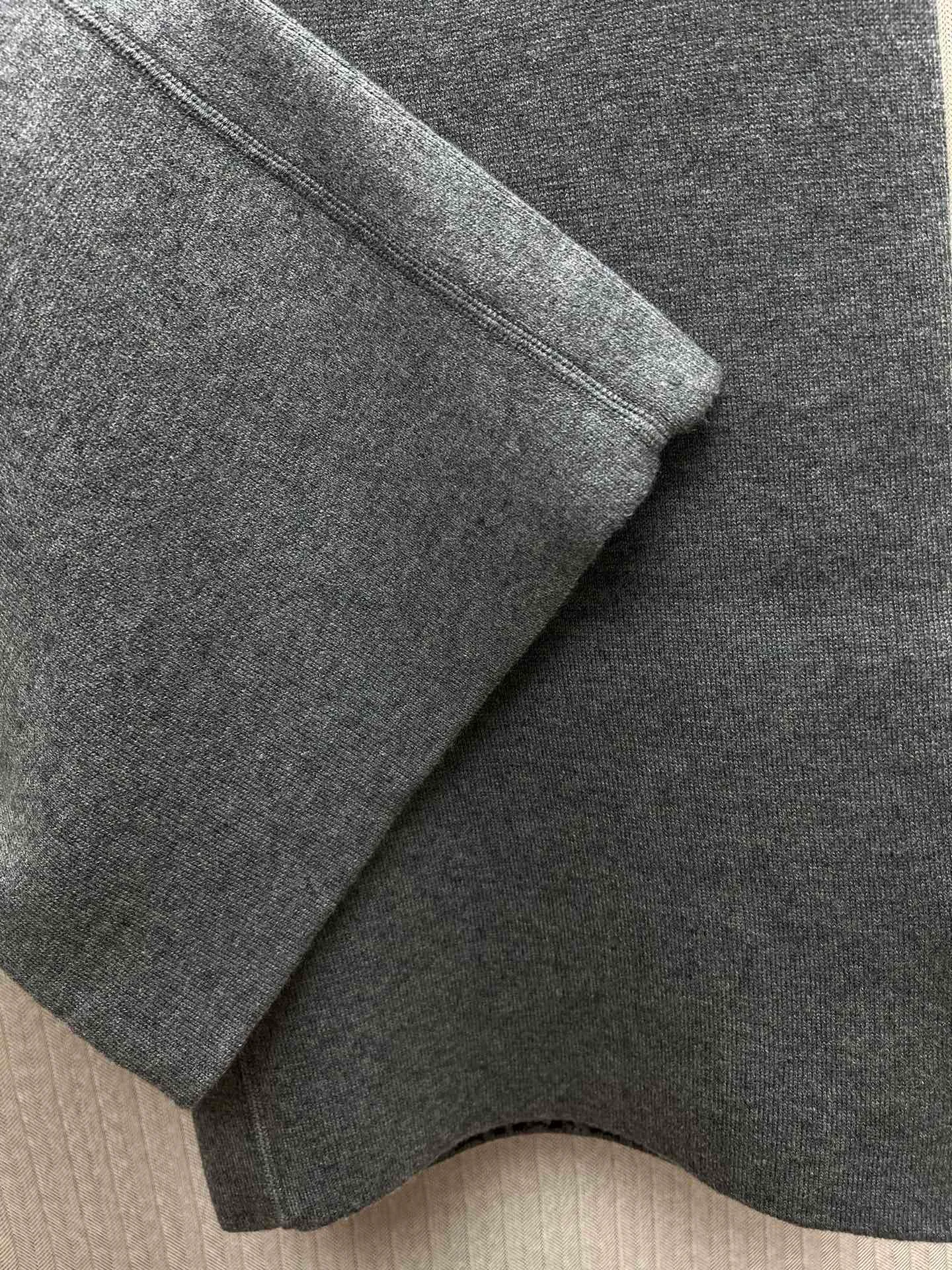 🅿️560 Dior 25ss new trousers reinterpret Dior’s casual and elegant style. Crafted from gray cashmere-blend jersey in a flared silhouette, they feature slit details at the legs and Oblique print on the interior. Pair with the matching cardigan for a trendy and timeless Oblique print look. Size: S.M.L.XL.