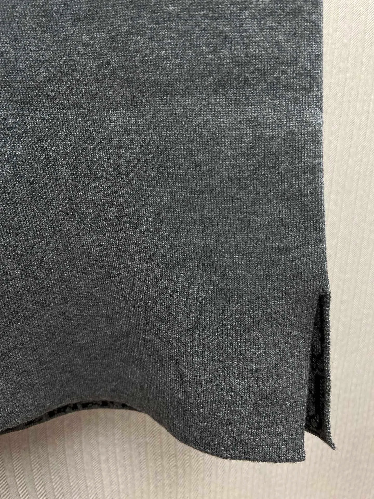 🅿️560 Dior 25ss new trousers reinterpret Dior’s casual and elegant style. Crafted from gray cashmere-blend jersey in a flared silhouette, they feature slit details at the legs and Oblique print on the interior. Pair with the matching cardigan for a trendy and timeless Oblique print look. Size: S.M.L.XL.