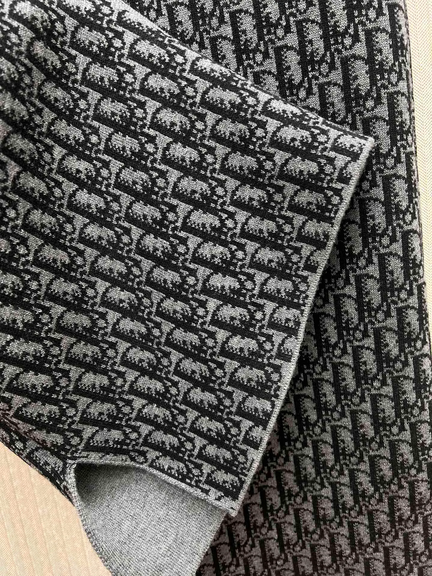 🅿️560 Dior 25ss new trousers reinterpret Dior’s casual and elegant style. Crafted from gray cashmere-blend jersey in a flared silhouette, they feature slit details at the legs and Oblique print on the interior. Pair with the matching cardigan for a trendy and timeless Oblique print look. Size: S.M.L.XL.