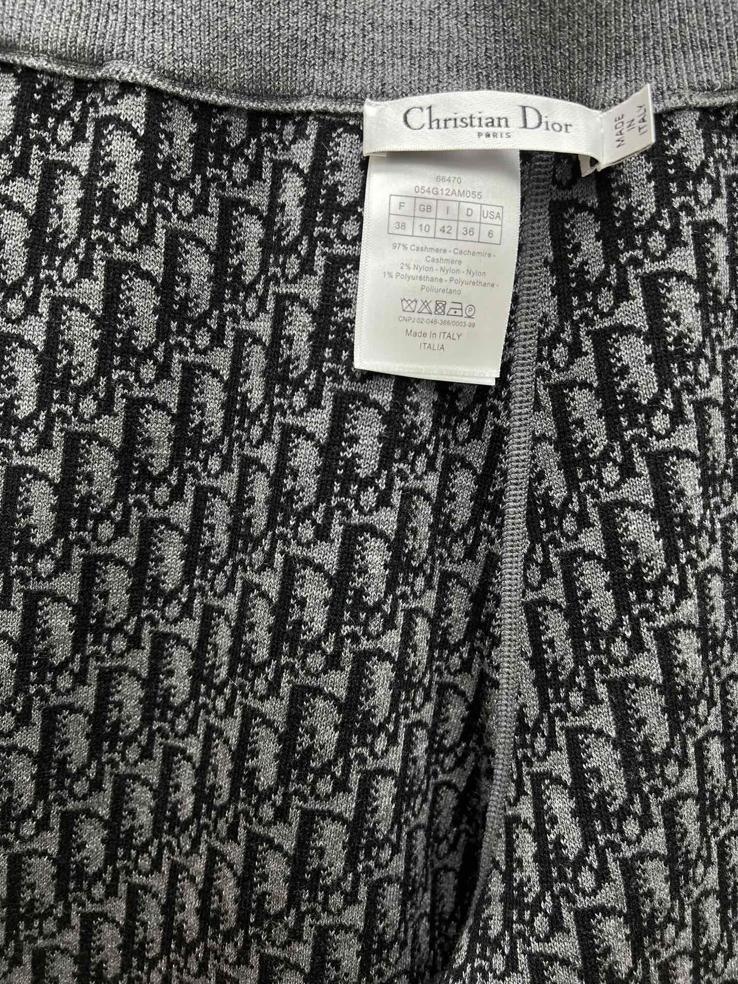 🅿️560 Dior 25ss new trousers reinterpret Dior’s casual and elegant style. Crafted from gray cashmere-blend jersey in a flared silhouette, they feature slit details at the legs and Oblique print on the interior. Pair with the matching cardigan for a trendy and timeless Oblique print look. Size: S.M.L.XL.