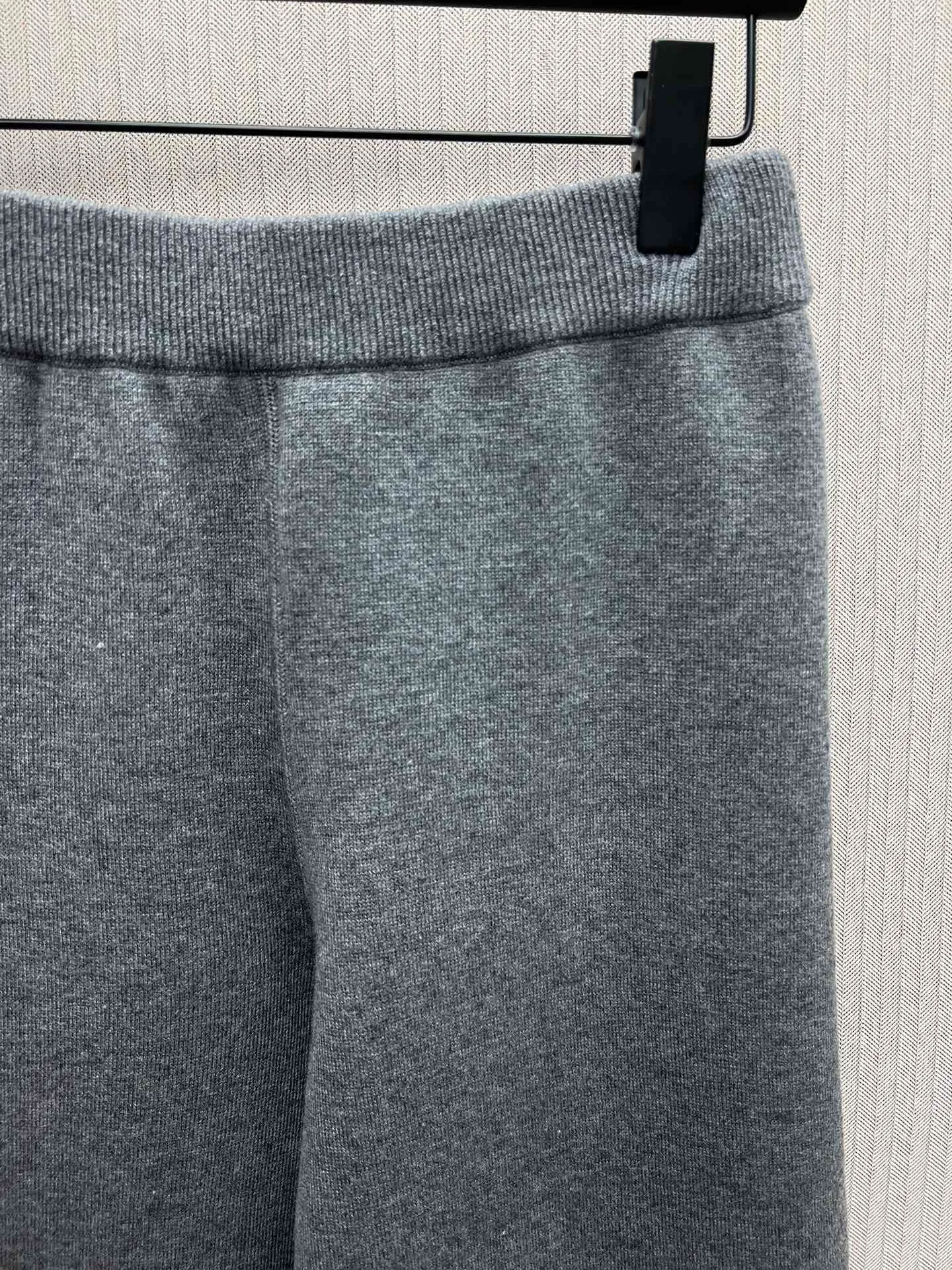 🅿️560 Dior 25ss new trousers reinterpret Dior’s casual and elegant style. Crafted from gray cashmere-blend jersey in a flared silhouette, they feature slit details at the legs and Oblique print on the interior. Pair with the matching cardigan for a trendy and timeless Oblique print look. Size: S.M.L.XL.