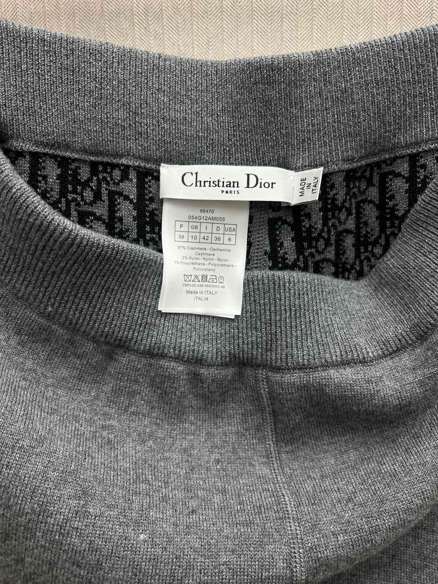 🅿️560 Dior 25ss new trousers reinterpret Dior’s casual and elegant style. Crafted from gray cashmere-blend jersey in a flared silhouette, they feature slit details at the legs and Oblique print on the interior. Pair with the matching cardigan for a trendy and timeless Oblique print look. Size: S.M.L.XL.