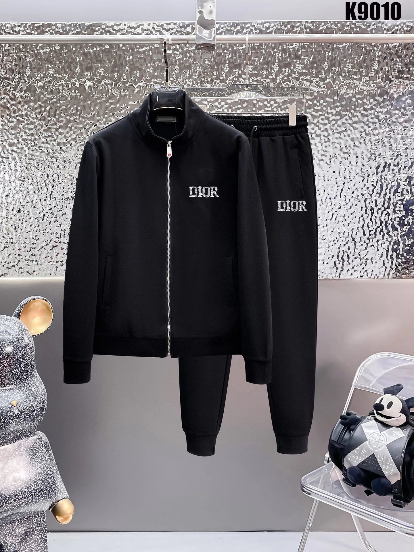 🅿️420 [DIOR Dior] (Fat Man Gospel) hot-selling suit is coming. Focus on the original version of the official website. 2025 new hot-selling cardigan sweater suit. The original order is the best product. 🇭🇰The meticulous work of top designers is dedicated to a fitting and perfect upper body effect. All-natural high-quality Roman cotton 100%, close-fitting comfort, noble and elegant! Original hardware embodies elegance and nobility! Counter size: M-5XL (maximum wear up to 220 pounds)