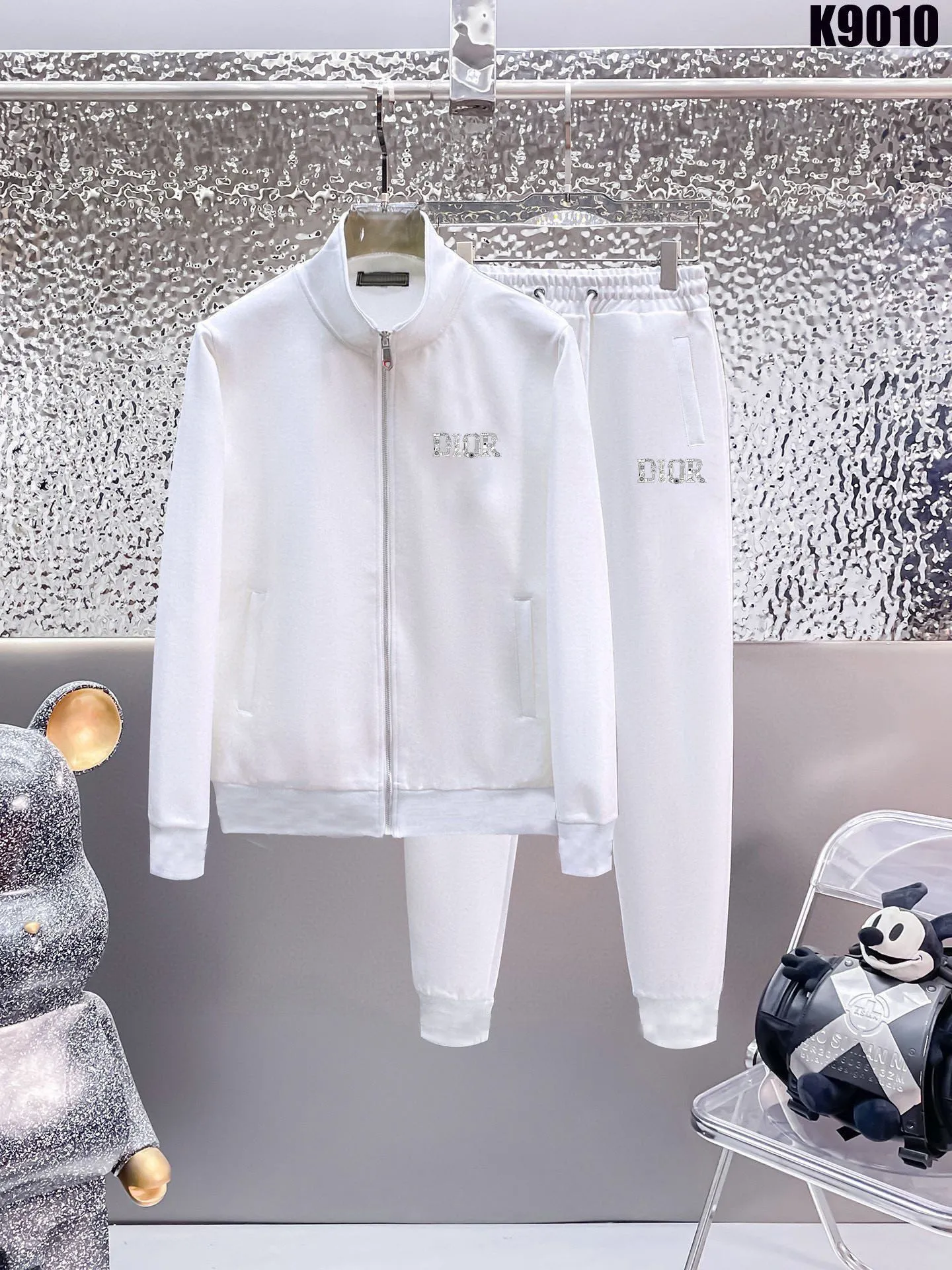 🅿️420 [DIOR Dior] (Fat Man Gospel) hot-selling suit is coming. Focus on the original version of the official website. 2025 new hot-selling cardigan sweater suit. The original order is the best product. 🇭🇰The meticulous work of top designers is dedicated to a fitting and perfect upper body effect. All-natural high-quality Roman cotton 100%, close-fitting comfort, noble and elegant! Original hardware embodies elegance and nobility! Counter size: M-5XL (maximum wear up to 220 pounds)
