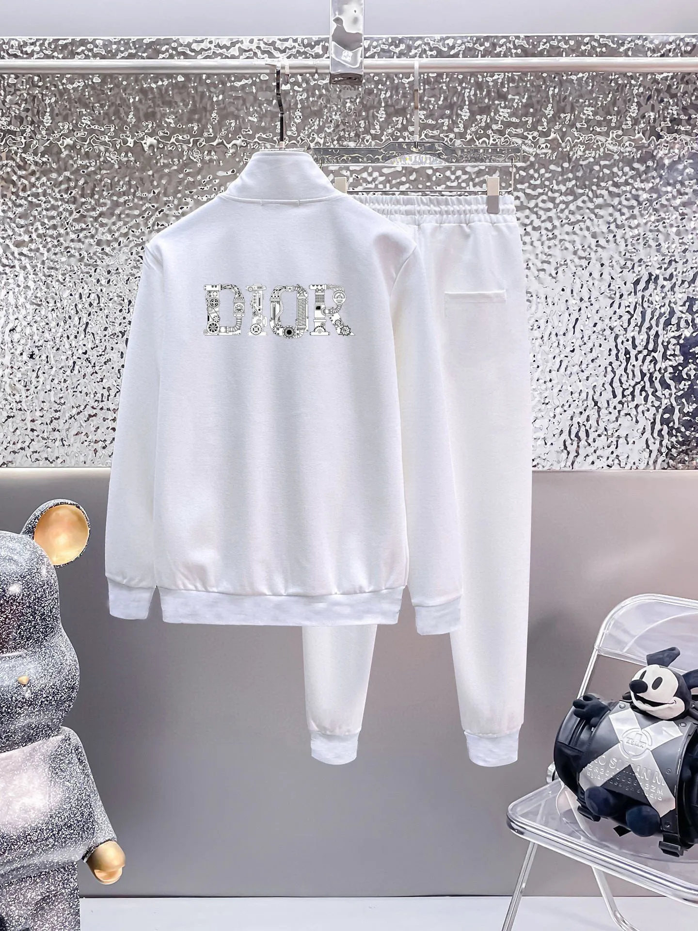 🅿️420 [DIOR Dior] (Fat Man Gospel) hot-selling suit is coming. Focus on the original version of the official website. 2025 new hot-selling cardigan sweater suit. The original order is the best product. 🇭🇰The meticulous work of top designers is dedicated to a fitting and perfect upper body effect. All-natural high-quality Roman cotton 100%, close-fitting comfort, noble and elegant! Original hardware embodies elegance and nobility! Counter size: M-5XL (maximum wear up to 220 pounds)