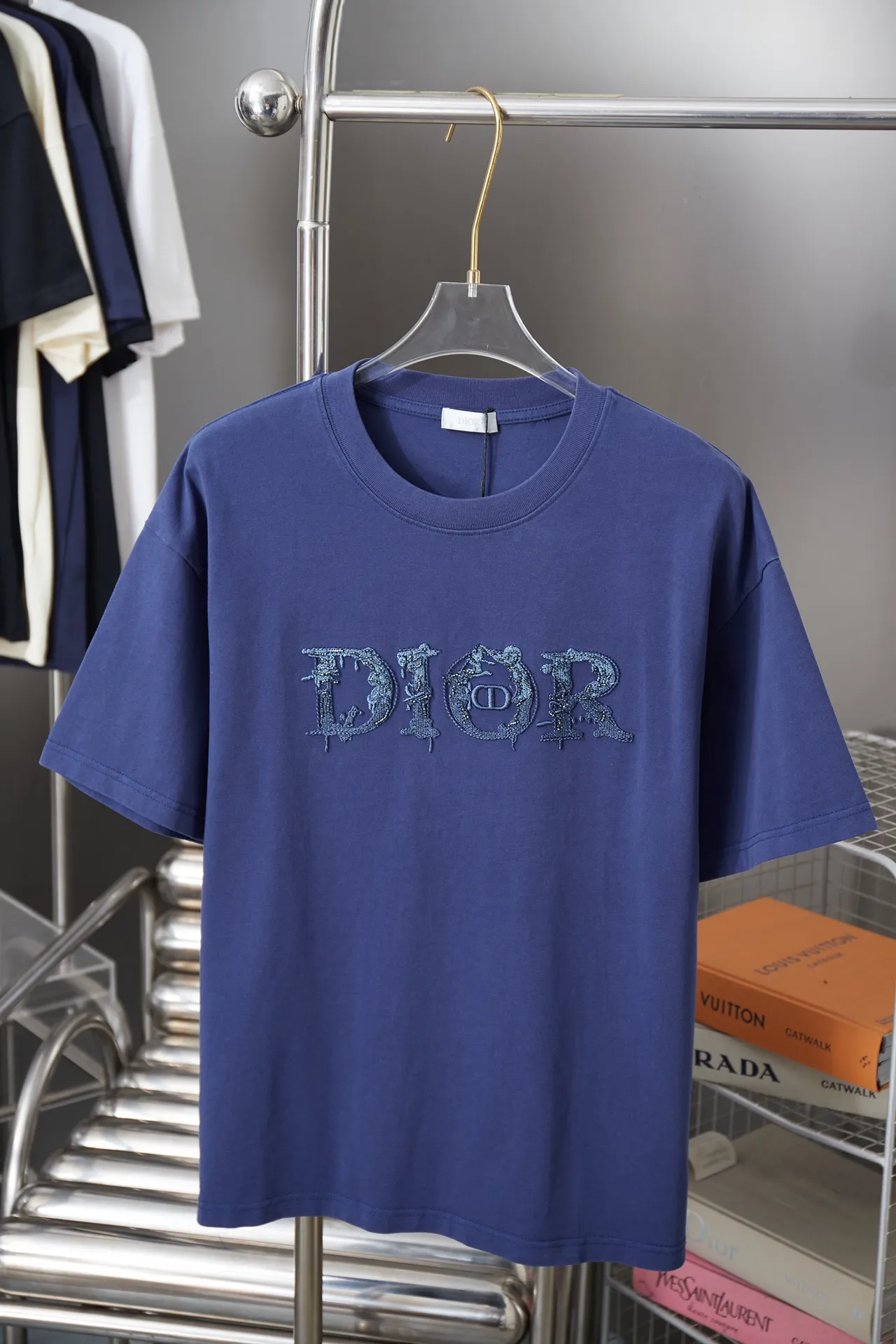 🅿️200 D＊or CD 25SS early spring new style joint series embroidered logo short sleeves light luxury essential item for daily commuting for men and women correct version welcome to compare detailed features · 320g 100% pure cotton double yarn jersey fabric · Custom dyed in the same cylinder, special thickened 32 count double-strand 1X1 thread. Imported Tajima machine embroidery letter beads logo embroidery · Double-needle sewing and cross-seam technology · Original main mark, washed tag, brand moisture-proof paper packaging Color: white/black/blue Size: S/M/L/XL
