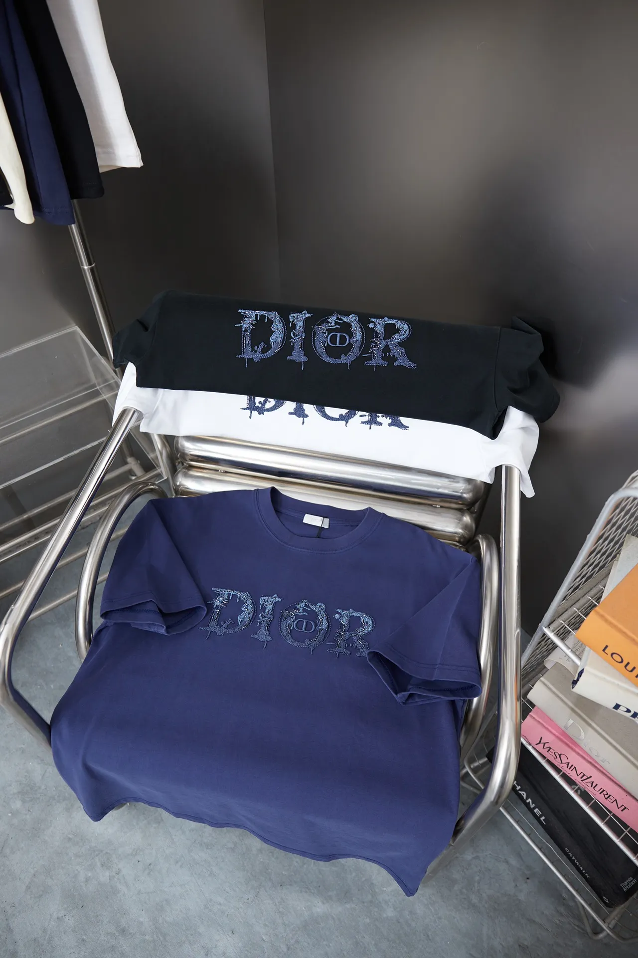 🅿️200 D＊or CD 25SS early spring new style joint series embroidered logo short sleeves light luxury essential item for daily commuting for men and women correct version welcome to compare detailed features · 320g 100% pure cotton double yarn jersey fabric · Custom dyed in the same cylinder, special thickened 32 count double-strand 1X1 thread. Imported Tajima machine embroidery letter beads logo embroidery · Double-needle sewing and cross-seam technology · Original main mark, washed tag, brand moisture-proof paper packaging Color: white/black/blue Size: S/M/L/XL