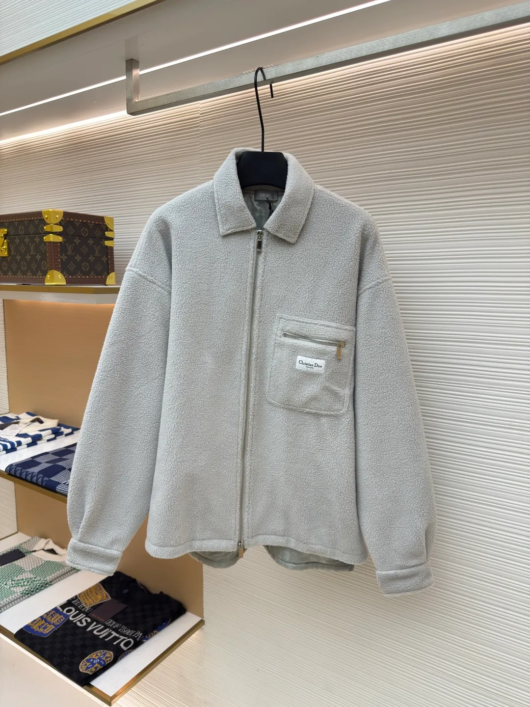 Dior polar fleece small label jacket ●Authentic product: purchased and developed for 28000 ●Item number: 1680004-B70 ●Fabric: cotton-polyester blended polar fleece fabric ●Technology: made on positioning cutting machine ●Version: fitted version ●Weight: about 765 grams ●Size: XS-S-M-L ●Description: Made of cotton-polyester blended polar fleece fabric with a weight of 330g. The lining is made of 100% nylon 75D yarn-dyed jacquard fabric. The purchased original fabric lining is dyed with ABC color to determine the dye ratio, and the color of the lining is ordered and dyed in large quantities. The front pocket is flat with a letter woven label, and the woven label is made of white fine yarn imported from Japan. The front and center are equipped with a No. 5 white gold Swiss tooth double-pull zipper at the end, and the cuffs are rounded with aluminum alloy CD letter snap buttons. The overall wiring is straight and delicate, the fabric is comfortable and soft, and the color is consistent without color difference. It can be matched with the same style to create a fashionable look and control various occasions. Customized accessories, complete with three standards, same style for men and women!