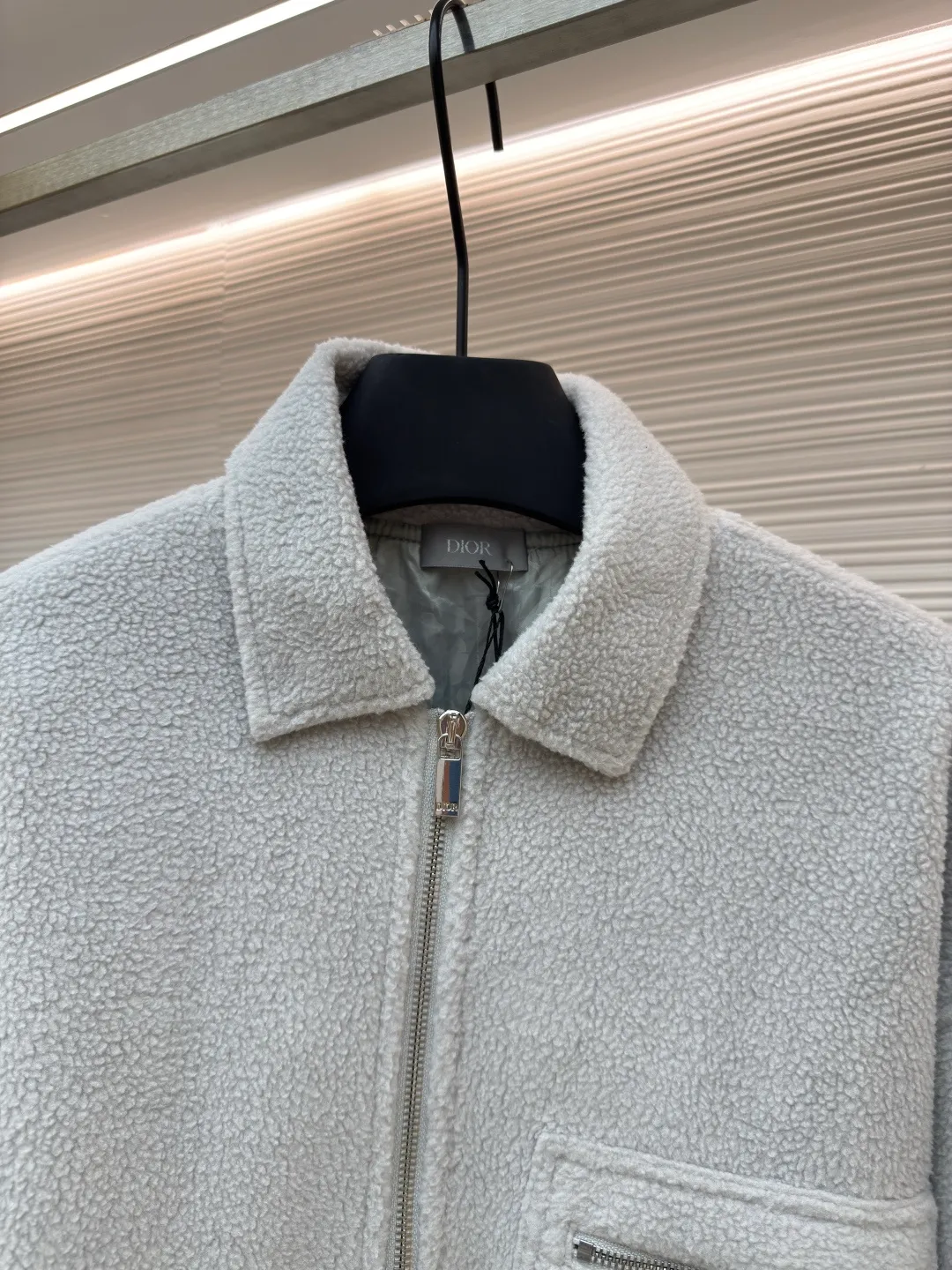 Dior polar fleece small label jacket ●Authentic product: purchased and developed for 28000 ●Item number: 1680004-B70 ●Fabric: cotton-polyester blended polar fleece fabric ●Technology: made on positioning cutting machine ●Version: fitted version ●Weight: about 765 grams ●Size: XS-S-M-L ●Description: Made of cotton-polyester blended polar fleece fabric with a weight of 330g. The lining is made of 100% nylon 75D yarn-dyed jacquard fabric. The purchased original fabric lining is dyed with ABC color to determine the dye ratio, and the color of the lining is ordered and dyed in large quantities. The front pocket is flat with a letter woven label, and the woven label is made of white fine yarn imported from Japan. The front and center are equipped with a No. 5 white gold Swiss tooth double-pull zipper at the end, and the cuffs are rounded with aluminum alloy CD letter snap buttons. The overall wiring is straight and delicate, the fabric is comfortable and soft, and the color is consistent without color difference. It can be matched with the same style to create a fashionable look and control various occasions. Customized accessories, complete with three standards, same style for men and women!