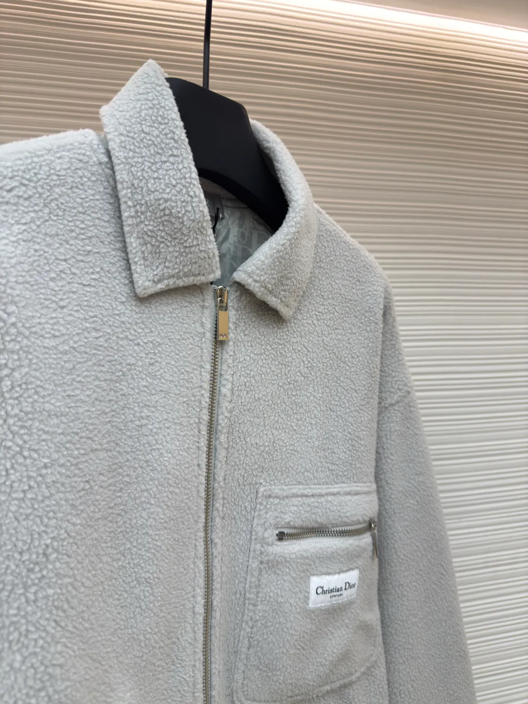 Dior polar fleece small label jacket ●Authentic product: purchased and developed for 28000 ●Item number: 1680004-B70 ●Fabric: cotton-polyester blended polar fleece fabric ●Technology: made on positioning cutting machine ●Version: fitted version ●Weight: about 765 grams ●Size: XS-S-M-L ●Description: Made of cotton-polyester blended polar fleece fabric with a weight of 330g. The lining is made of 100% nylon 75D yarn-dyed jacquard fabric. The purchased original fabric lining is dyed with ABC color to determine the dye ratio, and the color of the lining is ordered and dyed in large quantities. The front pocket is flat with a letter woven label, and the woven label is made of white fine yarn imported from Japan. The front and center are equipped with a No. 5 white gold Swiss tooth double-pull zipper at the end, and the cuffs are rounded with aluminum alloy CD letter snap buttons. The overall wiring is straight and delicate, the fabric is comfortable and soft, and the color is consistent without color difference. It can be matched with the same style to create a fashionable look and control various occasions. Customized accessories, complete with three standards, same style for men and women!