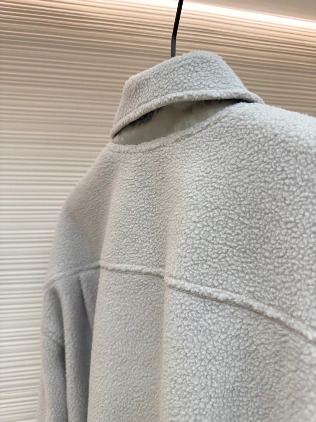 Dior polar fleece small label jacket ●Authentic product: purchased and developed for 28000 ●Item number: 1680004-B70 ●Fabric: cotton-polyester blended polar fleece fabric ●Technology: made on positioning cutting machine ●Version: fitted version ●Weight: about 765 grams ●Size: XS-S-M-L ●Description: Made of cotton-polyester blended polar fleece fabric with a weight of 330g. The lining is made of 100% nylon 75D yarn-dyed jacquard fabric. The purchased original fabric lining is dyed with ABC color to determine the dye ratio, and the color of the lining is ordered and dyed in large quantities. The front pocket is flat with a letter woven label, and the woven label is made of white fine yarn imported from Japan. The front and center are equipped with a No. 5 white gold Swiss tooth double-pull zipper at the end, and the cuffs are rounded with aluminum alloy CD letter snap buttons. The overall wiring is straight and delicate, the fabric is comfortable and soft, and the color is consistent without color difference. It can be matched with the same style to create a fashionable look and control various occasions. Customized accessories, complete with three standards, same style for men and women!
