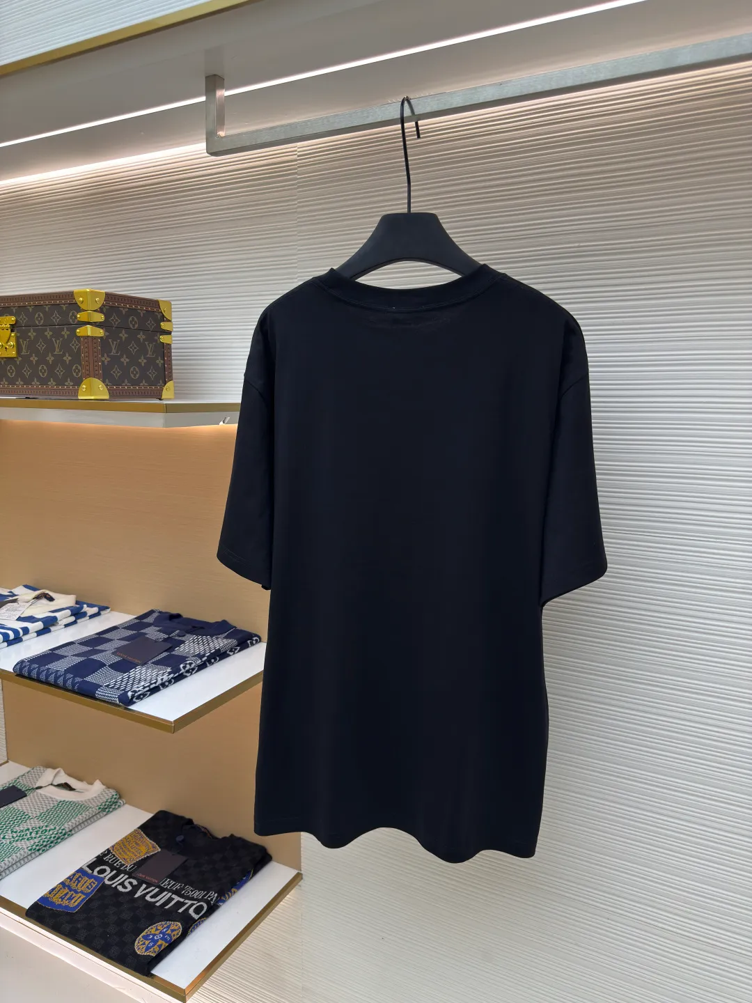 Dior flocked logo T-shirt ●Authentic product: purchased and developed by 7200 ●Item number: 1680146-A05 ●Fabric: pure cotton fabric ●Technology: flocked jacquard production ●Version: fitted version ●Weight: about 255 grams ●Size: XS-S-M-L ●Description: The fabric is made of 50s double-ply long-staple cotton plain fabric, treated with dust-free wool technology to give a light and soft cotton feel. It is matched with 32s single-ply yarn combed cotton 1*1 collar rib. The fabric is printed with hand-made platen screen flocking, and the bottom layer is coated with anti-sublimation liquid. The flocking slurry is scraped, and the pile is made of 0.2mm high viscose velvet. The two-color pile is mixed. The bottom of the cage cover is electrostatically flocked. The flocking operation time is tested multiple times by pattern making to control the number and density of the pile to ensure that the visual effect is consistent with the original. The overall wiring is straight and delicate, the fabric is comfortable and soft, and the color is consistent without color difference. It can be matched with the same style to create a fashionable look and control various occasions. Customized accessories, complete with three standards, same style for men and women!