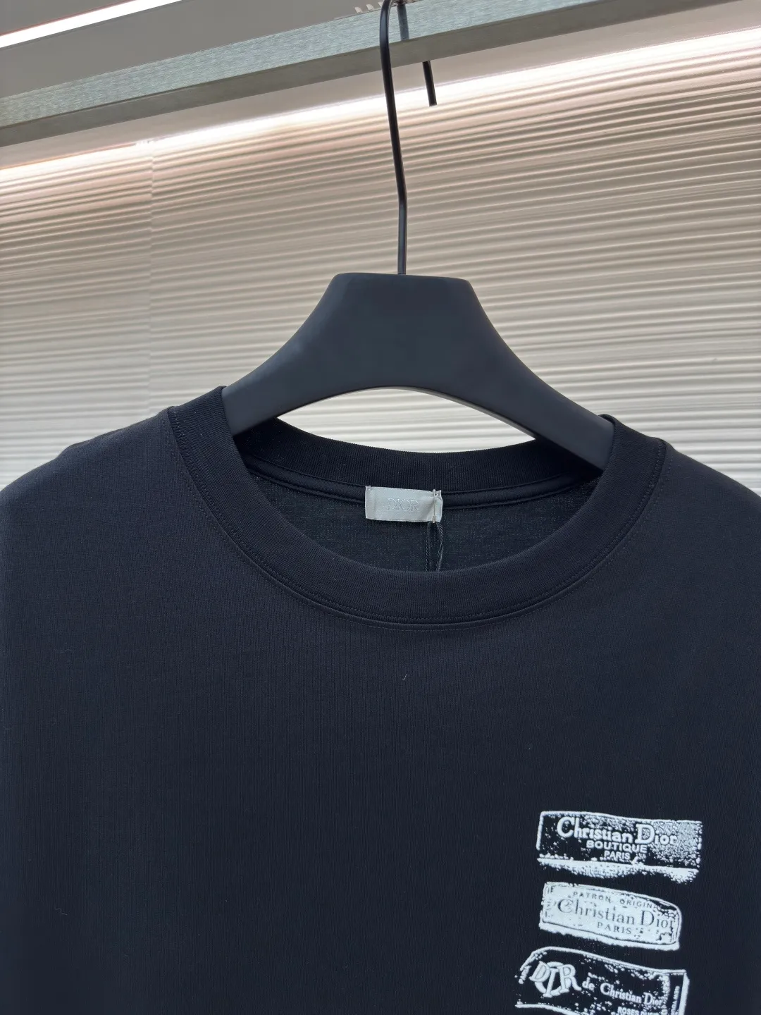 Dior flocked logo T-shirt ●Authentic product: purchased and developed by 7200 ●Item number: 1680146-A05 ●Fabric: pure cotton fabric ●Technology: flocked jacquard production ●Version: fitted version ●Weight: about 255 grams ●Size: XS-S-M-L ●Description: The fabric is made of 50s double-ply long-staple cotton plain fabric, treated with dust-free wool technology to give a light and soft cotton feel. It is matched with 32s single-ply yarn combed cotton 1*1 collar rib. The fabric is printed with hand-made platen screen flocking, and the bottom layer is coated with anti-sublimation liquid. The flocking slurry is scraped, and the pile is made of 0.2mm high viscose velvet. The two-color pile is mixed. The bottom of the cage cover is electrostatically flocked. The flocking operation time is tested multiple times by pattern making to control the number and density of the pile to ensure that the visual effect is consistent with the original. The overall wiring is straight and delicate, the fabric is comfortable and soft, and the color is consistent without color difference. It can be matched with the same style to create a fashionable look and control various occasions. Customized accessories, complete with three standards, same style for men and women!
