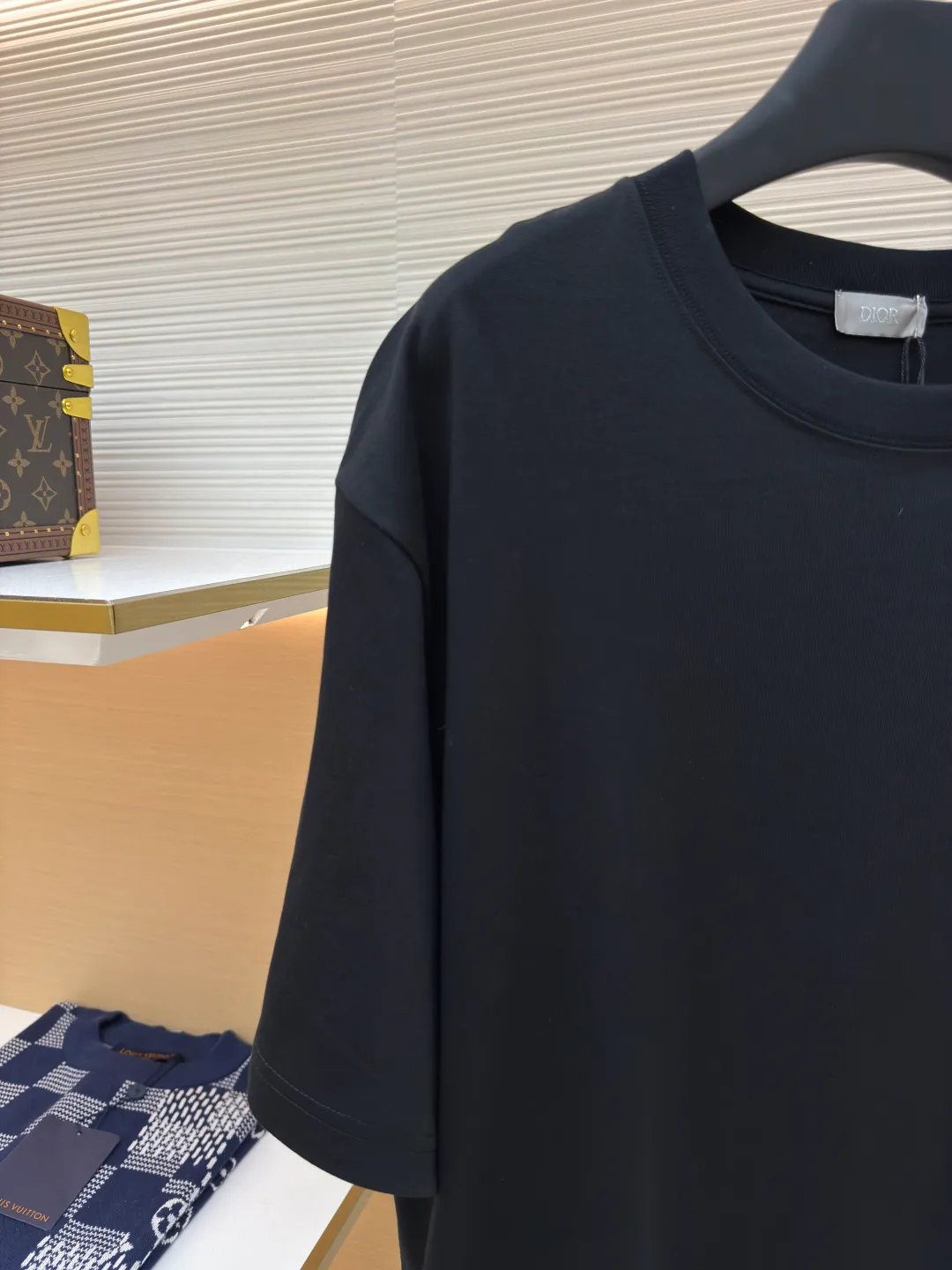Dior flocked logo T-shirt ●Authentic product: purchased and developed by 7200 ●Item number: 1680146-A05 ●Fabric: pure cotton fabric ●Technology: flocked jacquard production ●Version: fitted version ●Weight: about 255 grams ●Size: XS-S-M-L ●Description: The fabric is made of 50s double-ply long-staple cotton plain fabric, treated with dust-free wool technology to give a light and soft cotton feel. It is matched with 32s single-ply yarn combed cotton 1*1 collar rib. The fabric is printed with hand-made platen screen flocking, and the bottom layer is coated with anti-sublimation liquid. The flocking slurry is scraped, and the pile is made of 0.2mm high viscose velvet. The two-color pile is mixed. The bottom of the cage cover is electrostatically flocked. The flocking operation time is tested multiple times by pattern making to control the number and density of the pile to ensure that the visual effect is consistent with the original. The overall wiring is straight and delicate, the fabric is comfortable and soft, and the color is consistent without color difference. It can be matched with the same style to create a fashionable look and control various occasions. Customized accessories, complete with three standards, same style for men and women!