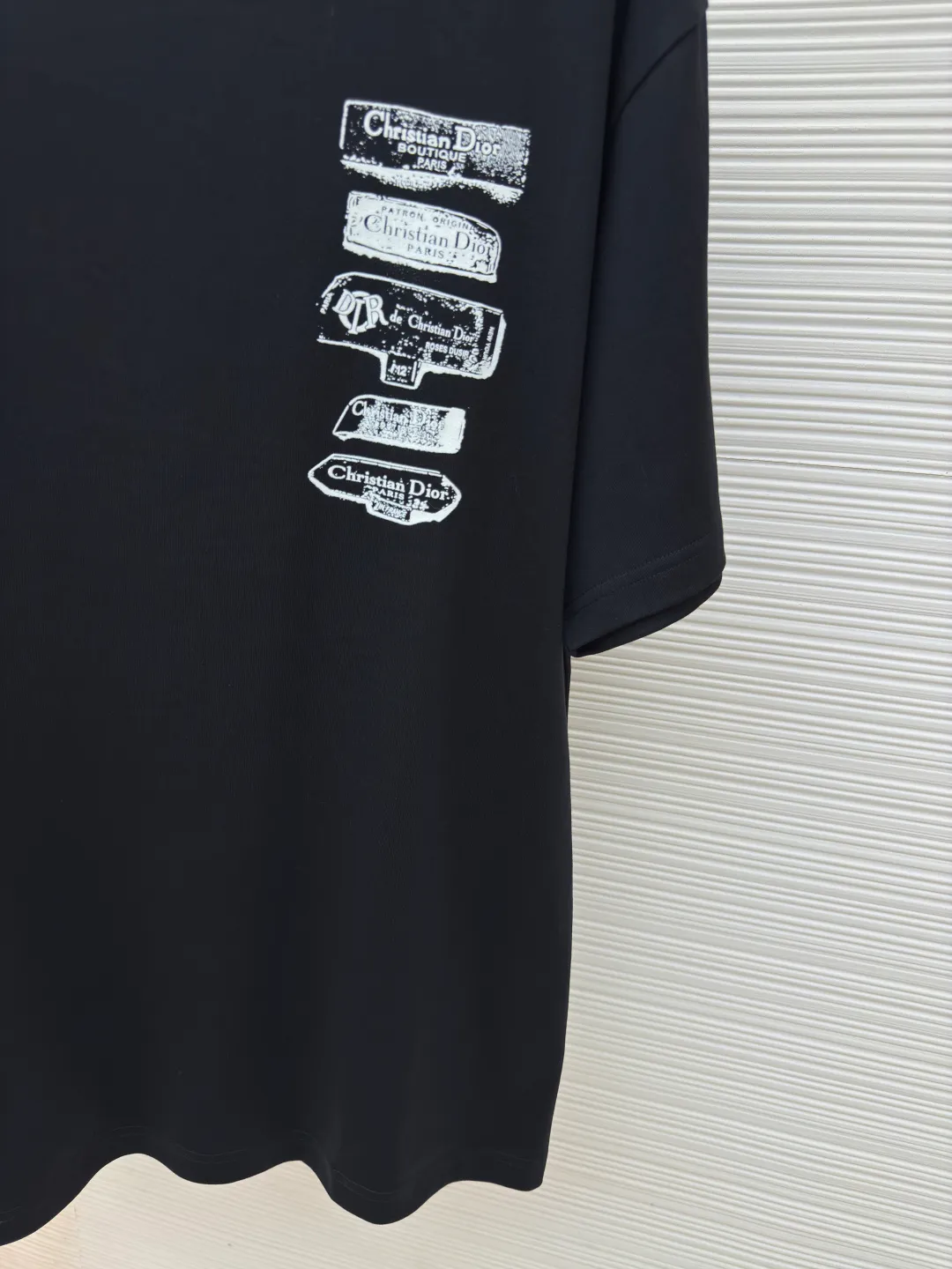 Dior flocked logo T-shirt ●Authentic product: purchased and developed by 7200 ●Item number: 1680146-A05 ●Fabric: pure cotton fabric ●Technology: flocked jacquard production ●Version: fitted version ●Weight: about 255 grams ●Size: XS-S-M-L ●Description: The fabric is made of 50s double-ply long-staple cotton plain fabric, treated with dust-free wool technology to give a light and soft cotton feel. It is matched with 32s single-ply yarn combed cotton 1*1 collar rib. The fabric is printed with hand-made platen screen flocking, and the bottom layer is coated with anti-sublimation liquid. The flocking slurry is scraped, and the pile is made of 0.2mm high viscose velvet. The two-color pile is mixed. The bottom of the cage cover is electrostatically flocked. The flocking operation time is tested multiple times by pattern making to control the number and density of the pile to ensure that the visual effect is consistent with the original. The overall wiring is straight and delicate, the fabric is comfortable and soft, and the color is consistent without color difference. It can be matched with the same style to create a fashionable look and control various occasions. Customized accessories, complete with three standards, same style for men and women!