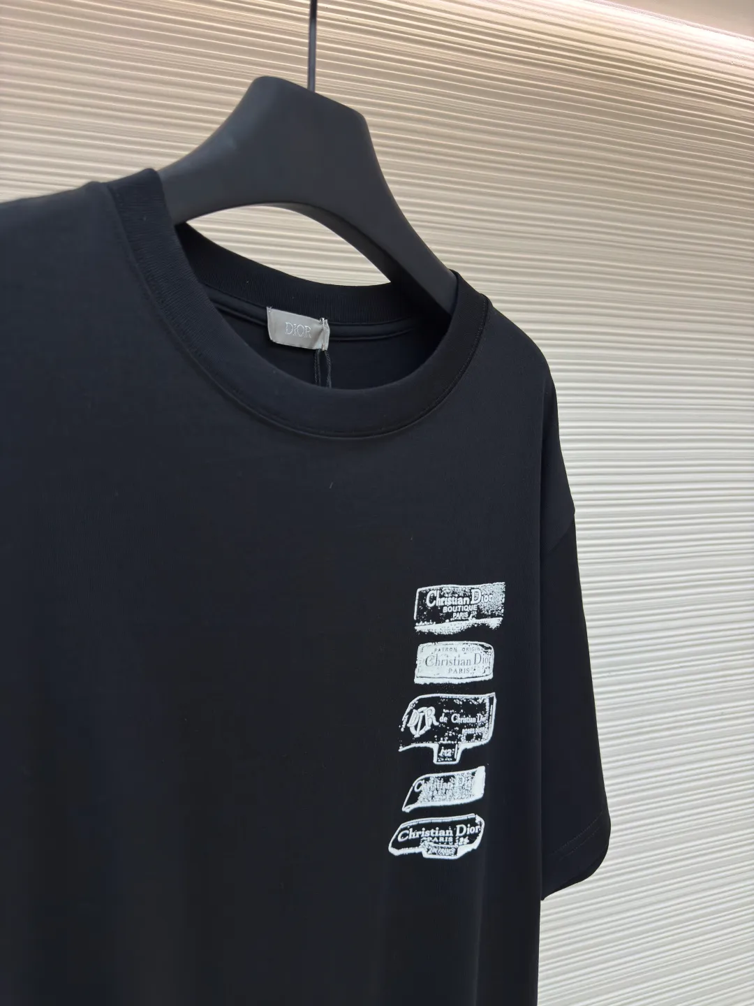 Dior flocked logo T-shirt ●Authentic product: purchased and developed by 7200 ●Item number: 1680146-A05 ●Fabric: pure cotton fabric ●Technology: flocked jacquard production ●Version: fitted version ●Weight: about 255 grams ●Size: XS-S-M-L ●Description: The fabric is made of 50s double-ply long-staple cotton plain fabric, treated with dust-free wool technology to give a light and soft cotton feel. It is matched with 32s single-ply yarn combed cotton 1*1 collar rib. The fabric is printed with hand-made platen screen flocking, and the bottom layer is coated with anti-sublimation liquid. The flocking slurry is scraped, and the pile is made of 0.2mm high viscose velvet. The two-color pile is mixed. The bottom of the cage cover is electrostatically flocked. The flocking operation time is tested multiple times by pattern making to control the number and density of the pile to ensure that the visual effect is consistent with the original. The overall wiring is straight and delicate, the fabric is comfortable and soft, and the color is consistent without color difference. It can be matched with the same style to create a fashionable look and control various occasions. Customized accessories, complete with three standards, same style for men and women!