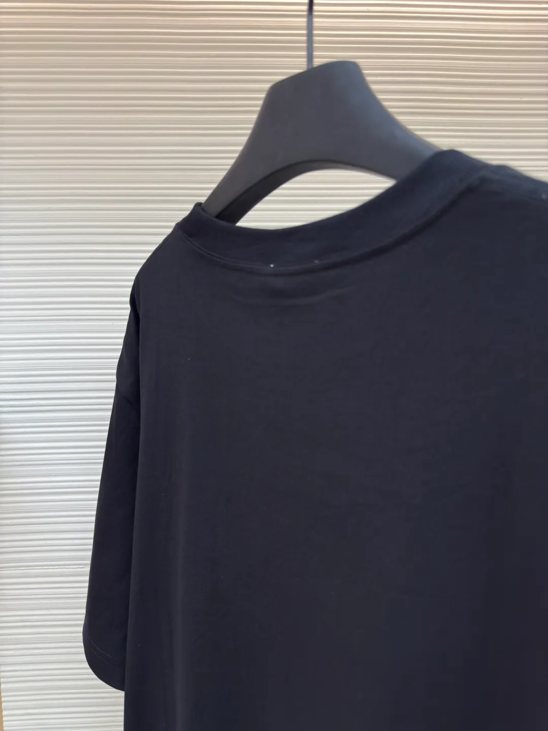 Dior flocked logo T-shirt ●Authentic product: purchased and developed by 7200 ●Item number: 1680146-A05 ●Fabric: pure cotton fabric ●Technology: flocked jacquard production ●Version: fitted version ●Weight: about 255 grams ●Size: XS-S-M-L ●Description: The fabric is made of 50s double-ply long-staple cotton plain fabric, treated with dust-free wool technology to give a light and soft cotton feel. It is matched with 32s single-ply yarn combed cotton 1*1 collar rib. The fabric is printed with hand-made platen screen flocking, and the bottom layer is coated with anti-sublimation liquid. The flocking slurry is scraped, and the pile is made of 0.2mm high viscose velvet. The two-color pile is mixed. The bottom of the cage cover is electrostatically flocked. The flocking operation time is tested multiple times by pattern making to control the number and density of the pile to ensure that the visual effect is consistent with the original. The overall wiring is straight and delicate, the fabric is comfortable and soft, and the color is consistent without color difference. It can be matched with the same style to create a fashionable look and control various occasions. Customized accessories, complete with three standards, same style for men and women!
