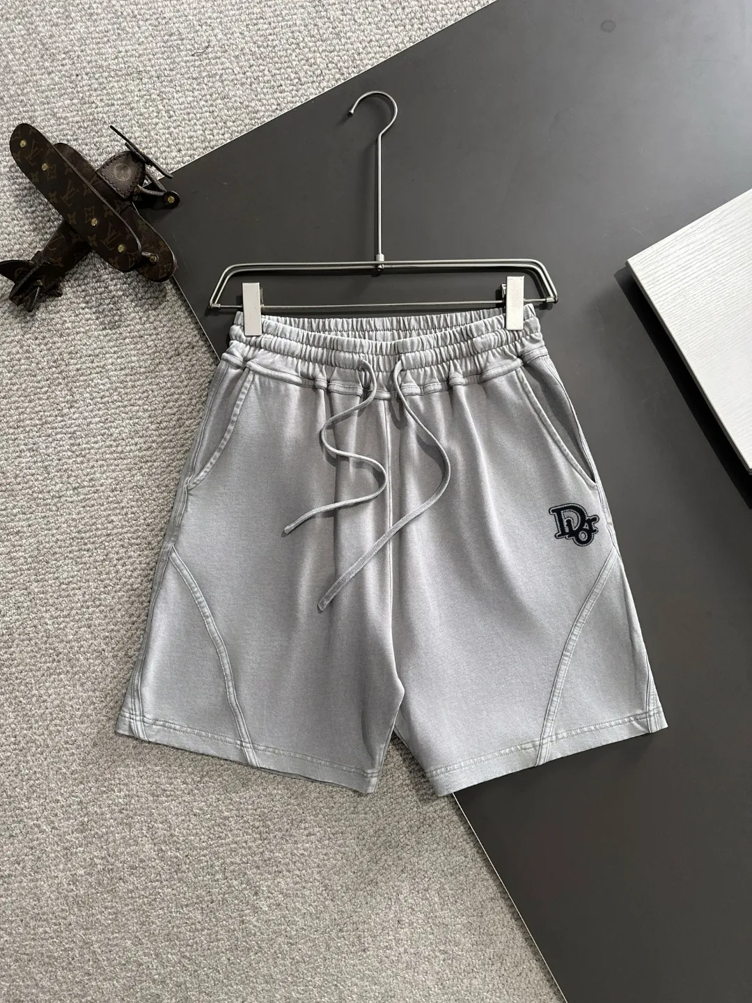 🅿️330 shipped next day, high quality DIOR/Dior 2025 spring and summer new casual solid color loose shorts with elastic band, two needle stitches at the hem of the trousers, fine and firm stitching, custom-made fabrics at the counter with high breathability and comfort, impeccable details, brand element design concept, reflecting high quality. It feels delicate and soft! It presents a casual cut and the upper body shape is great! Size: S-XXL