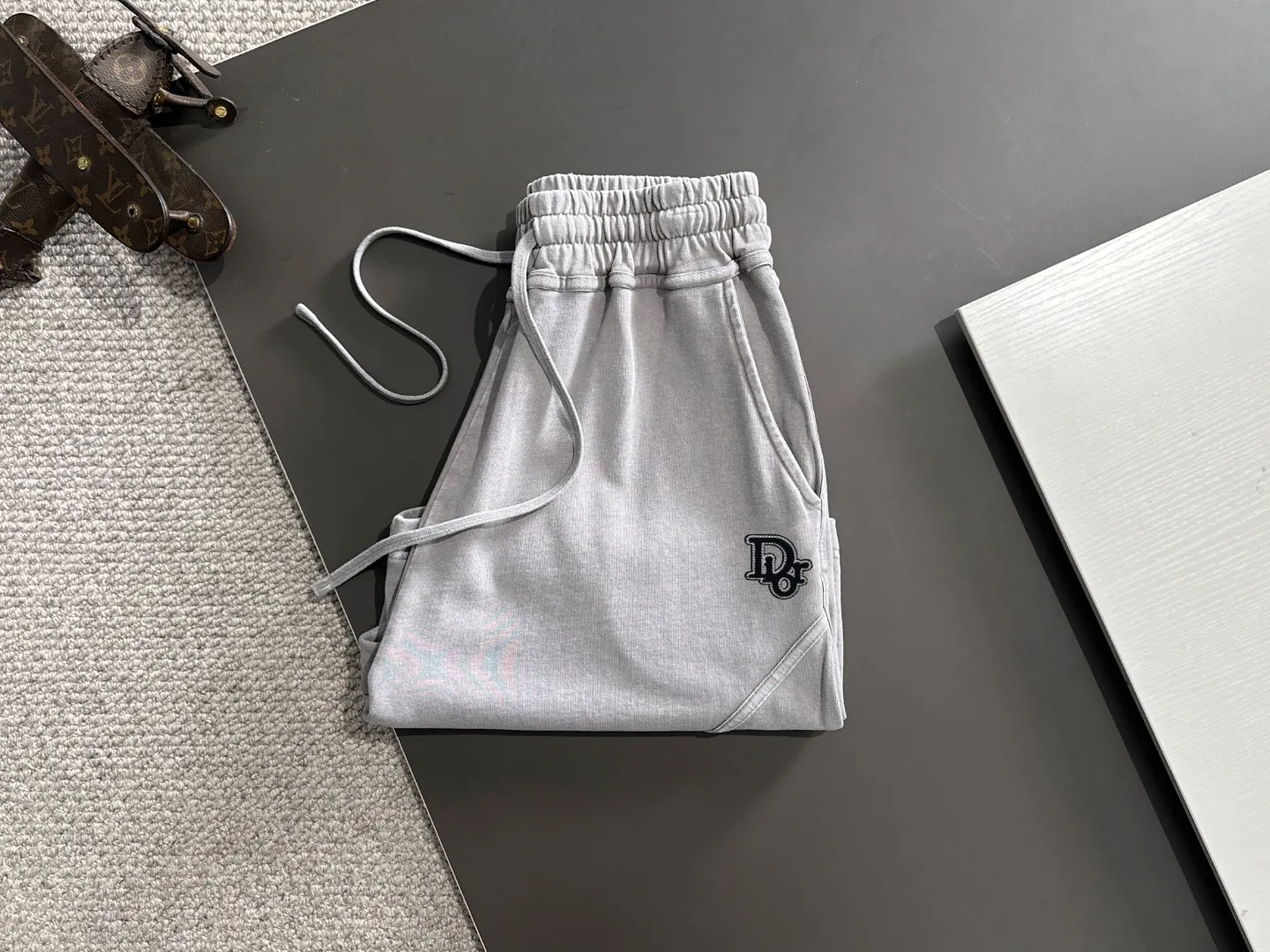 🅿️330 shipped next day, high quality DIOR/Dior 2025 spring and summer new casual solid color loose shorts with elastic band, two needle stitches at the hem of the trousers, fine and firm stitching, custom-made fabrics at the counter with high breathability and comfort, impeccable details, brand element design concept, reflecting high quality. It feels delicate and soft! It presents a casual cut and the upper body shape is great! Size: S-XXL