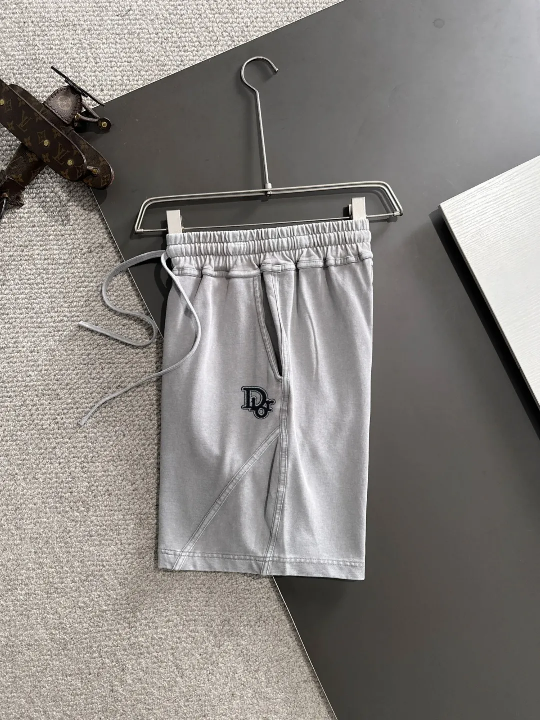 🅿️330 shipped next day, high quality DIOR/Dior 2025 spring and summer new casual solid color loose shorts with elastic band, two needle stitches at the hem of the trousers, fine and firm stitching, custom-made fabrics at the counter with high breathability and comfort, impeccable details, brand element design concept, reflecting high quality. It feels delicate and soft! It presents a casual cut and the upper body shape is great! Size: S-XXL