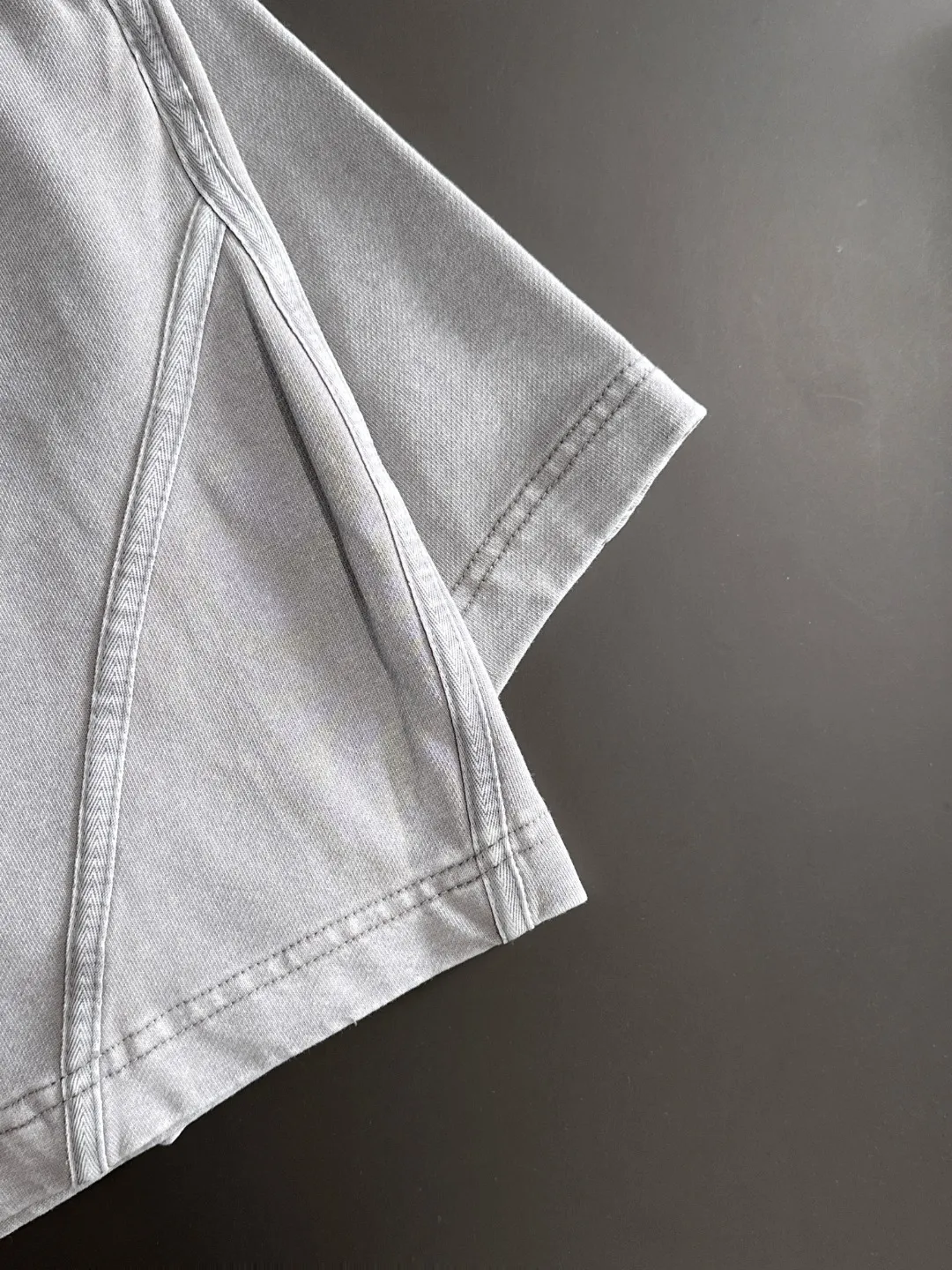 🅿️330 shipped next day, high quality DIOR/Dior 2025 spring and summer new casual solid color loose shorts with elastic band, two needle stitches at the hem of the trousers, fine and firm stitching, custom-made fabrics at the counter with high breathability and comfort, impeccable details, brand element design concept, reflecting high quality. It feels delicate and soft! It presents a casual cut and the upper body shape is great! Size: S-XXL