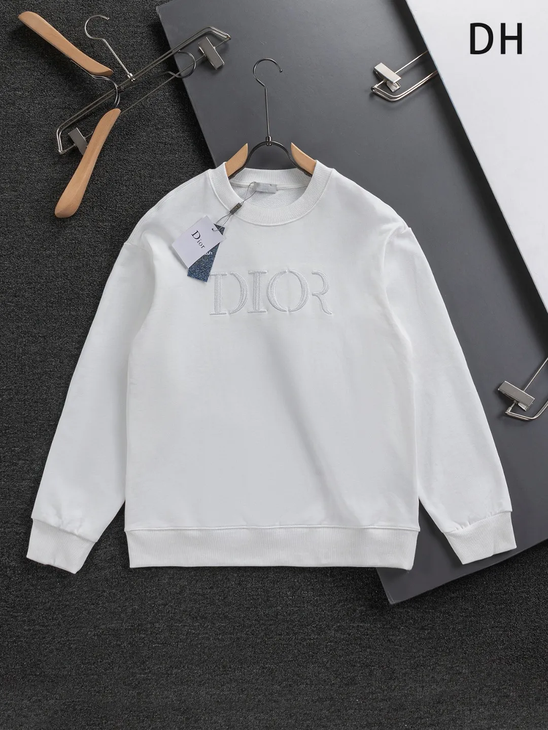 🅿️280 Dior Dior micro wide version CD micro wide version S-Xl 25ss autumn and winter sweatshirt, forever unbeatable, classic style, permanent boutique, counter timeless classic washed style, classic CD letter logo on the chest🪡 embroidery, neckline, sleeve hem, washed heavy craftsmanship logo pattern, heavy craftsmanship, same style for men and women, short-sleeved T-shirt, cotton blended terry jersey fabric, original development This is from the 2025 beachwear limited series. The full-logo jacquard towel highlights the classic Obliave flower. It is matched with an S-shaped round neck and topstitching. It is unique. The whole body is decorated with obliqve jacquard. The ribbed round neck is matched with V-shaped topstitching. Customized accessories. The whole body is customized and developed according to the Y-panel... Complete with three standards, it can control various styles and pay tribute to Dior's historic year! Coupled with the blessing of full-flower cotton material, both the upper body comfort and the existence are unparalleled. It can be said to be a must-have companion in summer. The excellent breathability and comfortable wearing feeling are unparalleled~ Recommended! ! Same style for men and women! Color: Black White Size: S-XL Size chart: S: Shoulder width 51-Bust 56-Length 69 M: Shoulder width 52.5-Bust 58-Length 71 L: Shoulder width 54-Bust 60-Length 73 XL: Shoulder width 55.5-Bust 62-Length 75