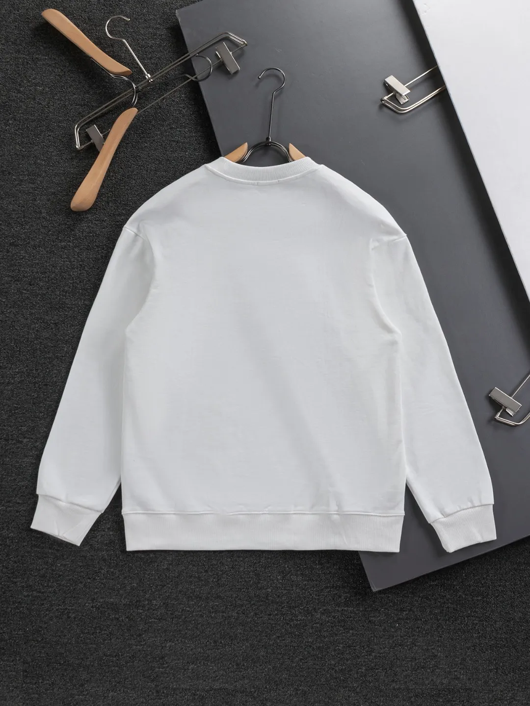 🅿️280 Dior Dior micro wide version CD micro wide version S-Xl 25ss autumn and winter sweatshirt, forever unbeatable, classic style, permanent boutique, counter timeless classic washed style, classic CD letter logo on the chest🪡 embroidery, neckline, sleeve hem, washed heavy craftsmanship logo pattern, heavy craftsmanship, same style for men and women, short-sleeved T-shirt, cotton blended terry jersey fabric, original development This is from the 2025 beachwear limited series. The full-logo jacquard towel highlights the classic Obliave flower. It is matched with an S-shaped round neck and topstitching. It is unique. The whole body is decorated with obliqve jacquard. The ribbed round neck is matched with V-shaped topstitching. Customized accessories. The whole body is customized and developed according to the Y-panel... Complete with three standards, it can control various styles and pay tribute to Dior's historic year! Coupled with the blessing of full-flower cotton material, both the upper body comfort and the existence are unparalleled. It can be said to be a must-have companion in summer. The excellent breathability and comfortable wearing feeling are unparalleled~ Recommended! ! Same style for men and women! Color: Black White Size: S-XL Size chart: S: Shoulder width 51-Bust 56-Length 69 M: Shoulder width 52.5-Bust 58-Length 71 L: Shoulder width 54-Bust 60-Length 73 XL: Shoulder width 55.5-Bust 62-Length 75
