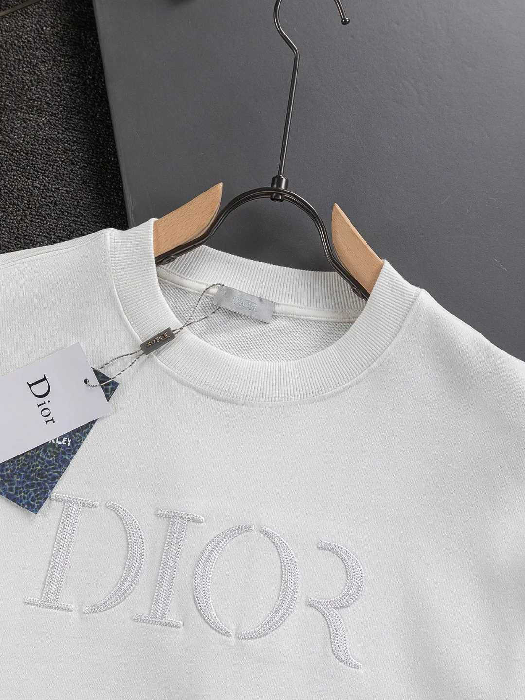 🅿️280 Dior Dior micro wide version CD micro wide version S-Xl 25ss autumn and winter sweatshirt, forever unbeatable, classic style, permanent boutique, counter timeless classic washed style, classic CD letter logo on the chest🪡 embroidery, neckline, sleeve hem, washed heavy craftsmanship logo pattern, heavy craftsmanship, same style for men and women, short-sleeved T-shirt, cotton blended terry jersey fabric, original development This is from the 2025 beachwear limited series. The full-logo jacquard towel highlights the classic Obliave flower. It is matched with an S-shaped round neck and topstitching. It is unique. The whole body is decorated with obliqve jacquard. The ribbed round neck is matched with V-shaped topstitching. Customized accessories. The whole body is customized and developed according to the Y-panel... Complete with three standards, it can control various styles and pay tribute to Dior's historic year! Coupled with the blessing of full-flower cotton material, both the upper body comfort and the existence are unparalleled. It can be said to be a must-have companion in summer. The excellent breathability and comfortable wearing feeling are unparalleled~ Recommended! ! Same style for men and women! Color: Black White Size: S-XL Size chart: S: Shoulder width 51-Bust 56-Length 69 M: Shoulder width 52.5-Bust 58-Length 71 L: Shoulder width 54-Bust 60-Length 73 XL: Shoulder width 55.5-Bust 62-Length 75