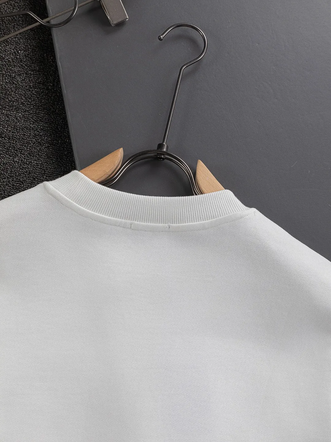 🅿️280 Dior Dior micro wide version CD micro wide version S-Xl 25ss autumn and winter sweatshirt, forever unbeatable, classic style, permanent boutique, counter timeless classic washed style, classic CD letter logo on the chest🪡 embroidery, neckline, sleeve hem, washed heavy craftsmanship logo pattern, heavy craftsmanship, same style for men and women, short-sleeved T-shirt, cotton blended terry jersey fabric, original development This is from the 2025 beachwear limited series. The full-logo jacquard towel highlights the classic Obliave flower. It is matched with an S-shaped round neck and topstitching. It is unique. The whole body is decorated with obliqve jacquard. The ribbed round neck is matched with V-shaped topstitching. Customized accessories. The whole body is customized and developed according to the Y-panel... Complete with three standards, it can control various styles and pay tribute to Dior's historic year! Coupled with the blessing of full-flower cotton material, both the upper body comfort and the existence are unparalleled. It can be said to be a must-have companion in summer. The excellent breathability and comfortable wearing feeling are unparalleled~ Recommended! ! Same style for men and women! Color: Black White Size: S-XL Size chart: S: Shoulder width 51-Bust 56-Length 69 M: Shoulder width 52.5-Bust 58-Length 71 L: Shoulder width 54-Bust 60-Length 73 XL: Shoulder width 55.5-Bust 62-Length 75