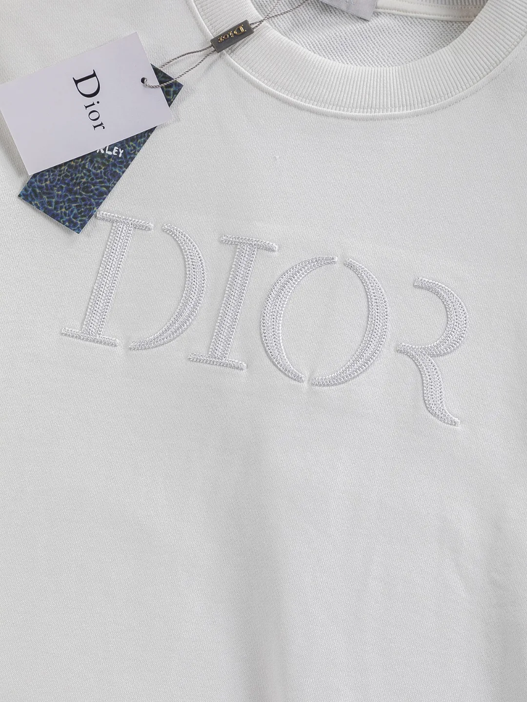 🅿️280 Dior Dior micro wide version CD micro wide version S-Xl 25ss autumn and winter sweatshirt, forever unbeatable, classic style, permanent boutique, counter timeless classic washed style, classic CD letter logo on the chest🪡 embroidery, neckline, sleeve hem, washed heavy craftsmanship logo pattern, heavy craftsmanship, same style for men and women, short-sleeved T-shirt, cotton blended terry jersey fabric, original development This is from the 2025 beachwear limited series. The full-logo jacquard towel highlights the classic Obliave flower. It is matched with an S-shaped round neck and topstitching. It is unique. The whole body is decorated with obliqve jacquard. The ribbed round neck is matched with V-shaped topstitching. Customized accessories. The whole body is customized and developed according to the Y-panel... Complete with three standards, it can control various styles and pay tribute to Dior's historic year! Coupled with the blessing of full-flower cotton material, both the upper body comfort and the existence are unparalleled. It can be said to be a must-have companion in summer. The excellent breathability and comfortable wearing feeling are unparalleled~ Recommended! ! Same style for men and women! Color: Black White Size: S-XL Size chart: S: Shoulder width 51-Bust 56-Length 69 M: Shoulder width 52.5-Bust 58-Length 71 L: Shoulder width 54-Bust 60-Length 73 XL: Shoulder width 55.5-Bust 62-Length 75