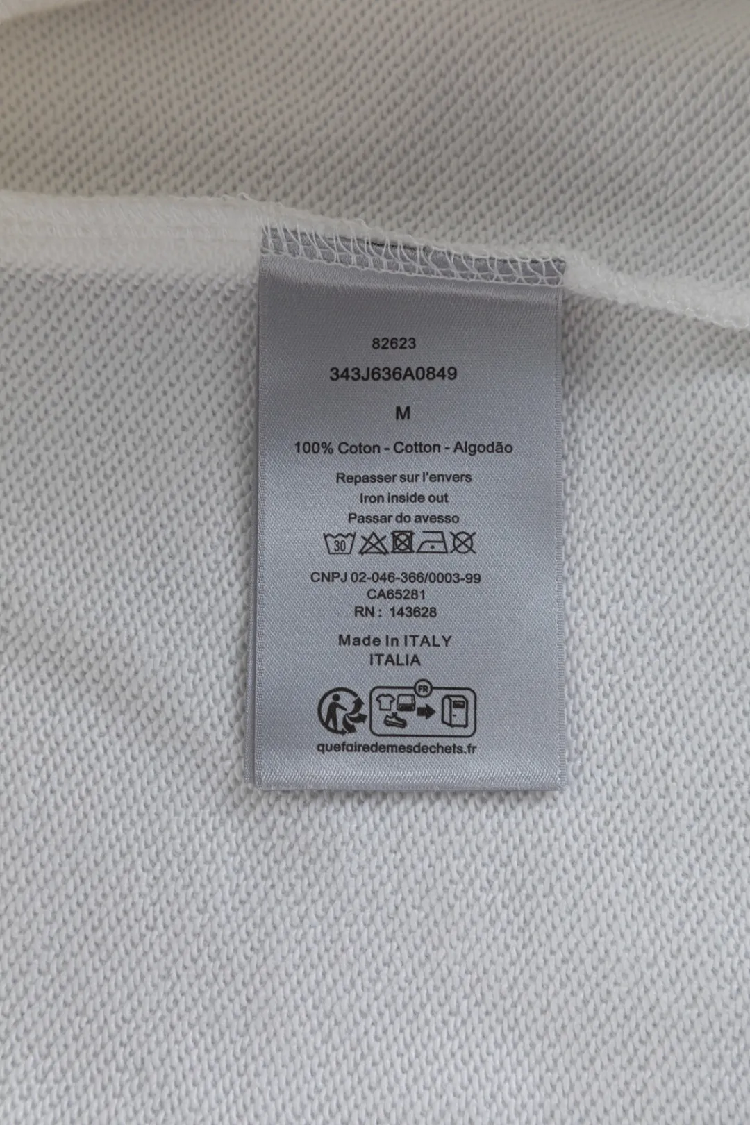 🅿️280 Dior Dior micro wide version CD micro wide version S-Xl 25ss autumn and winter sweatshirt, forever unbeatable, classic style, permanent boutique, counter timeless classic washed style, classic CD letter logo on the chest🪡 embroidery, neckline, sleeve hem, washed heavy craftsmanship logo pattern, heavy craftsmanship, same style for men and women, short-sleeved T-shirt, cotton blended terry jersey fabric, original development This is from the 2025 beachwear limited series. The full-logo jacquard towel highlights the classic Obliave flower. It is matched with an S-shaped round neck and topstitching. It is unique. The whole body is decorated with obliqve jacquard. The ribbed round neck is matched with V-shaped topstitching. Customized accessories. The whole body is customized and developed according to the Y-panel... Complete with three standards, it can control various styles and pay tribute to Dior's historic year! Coupled with the blessing of full-flower cotton material, both the upper body comfort and the existence are unparalleled. It can be said to be a must-have companion in summer. The excellent breathability and comfortable wearing feeling are unparalleled~ Recommended! ! Same style for men and women! Color: Black White Size: S-XL Size chart: S: Shoulder width 51-Bust 56-Length 69 M: Shoulder width 52.5-Bust 58-Length 71 L: Shoulder width 54-Bust 60-Length 73 XL: Shoulder width 55.5-Bust 62-Length 75